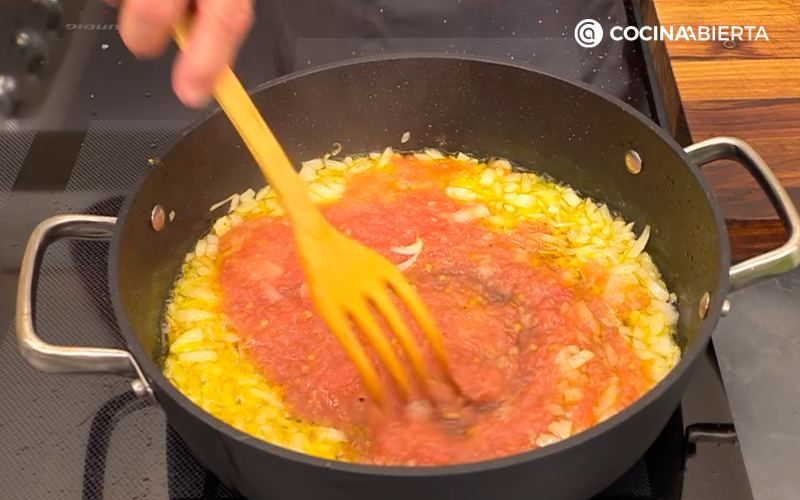 Cocina el sofrito durante tres minutos