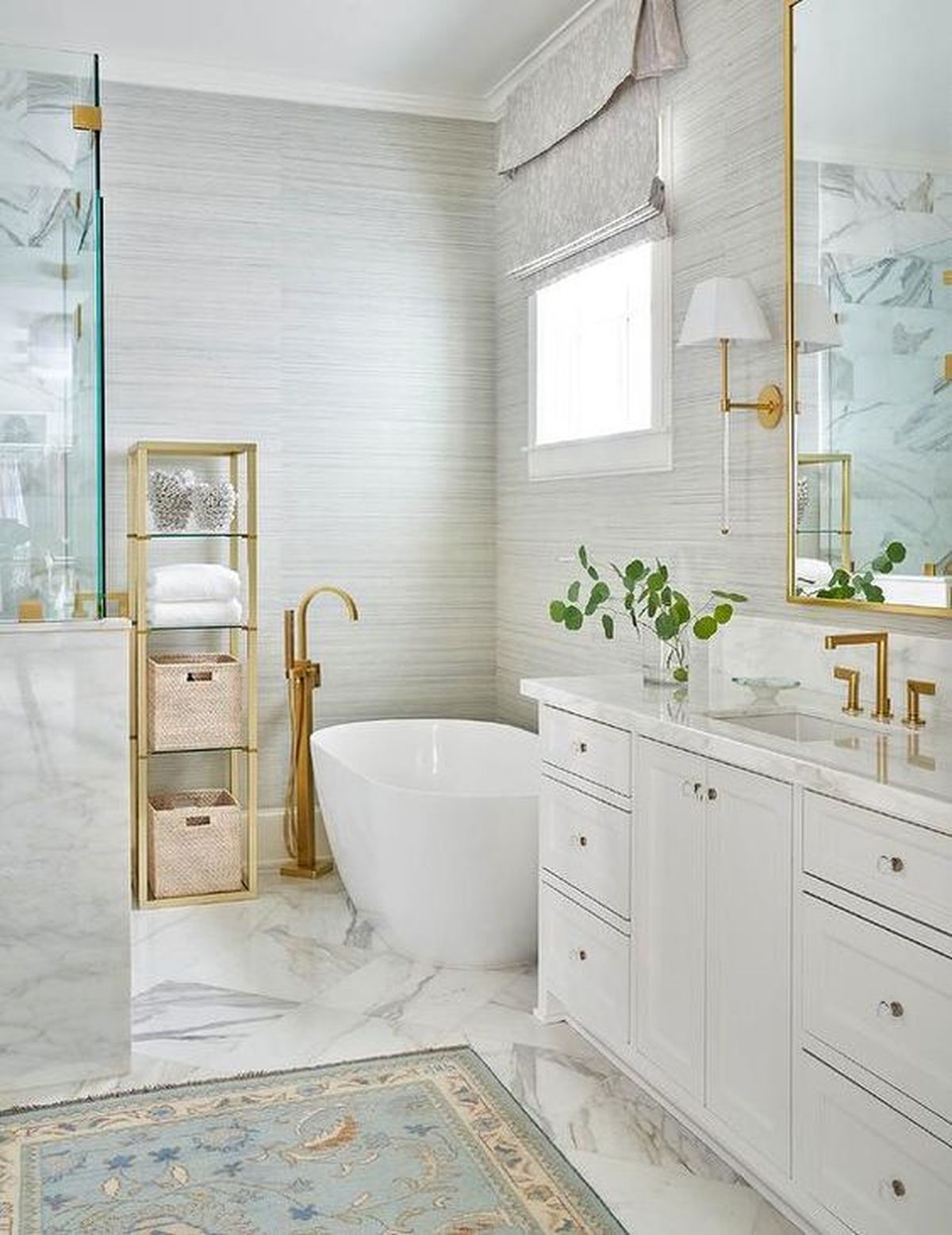 bano con ducha y banera griferias doradas 2