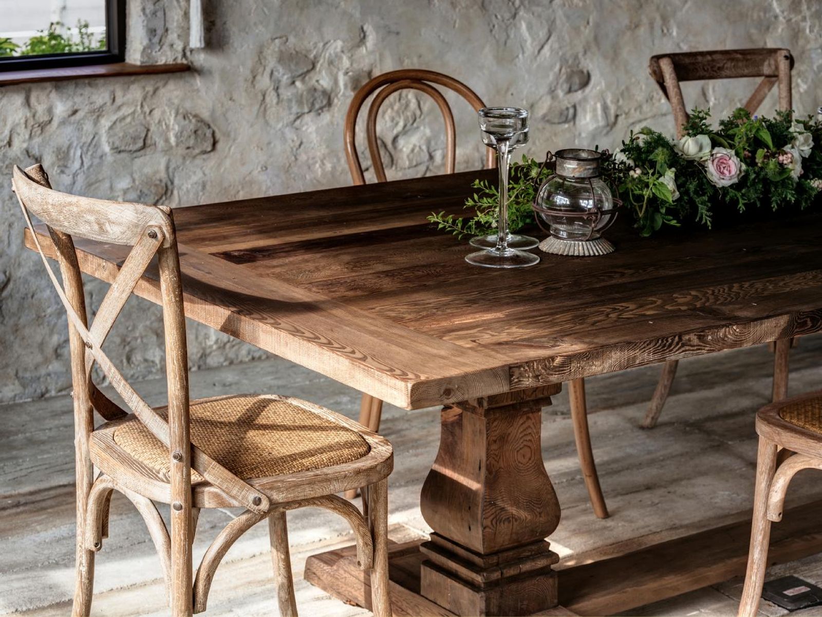 Comedor de estilo rústico con mesa rectangular y sillas de madera.