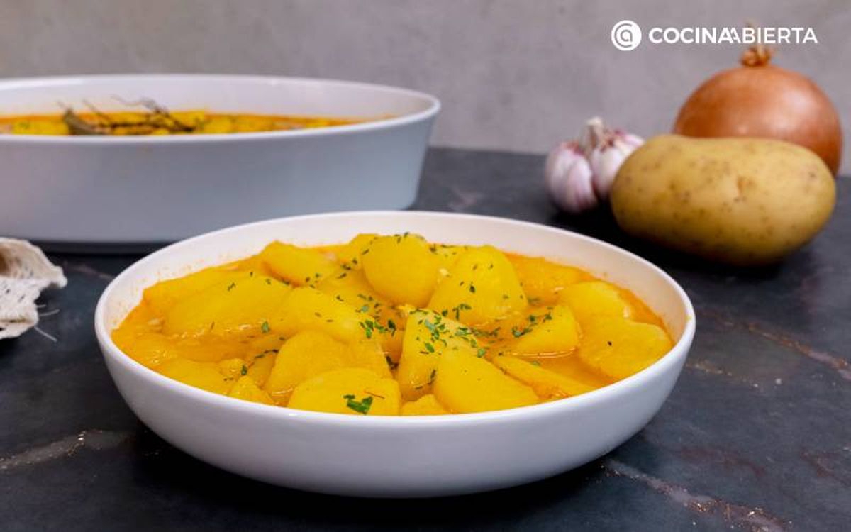 Sirve las patatas viudas calientes