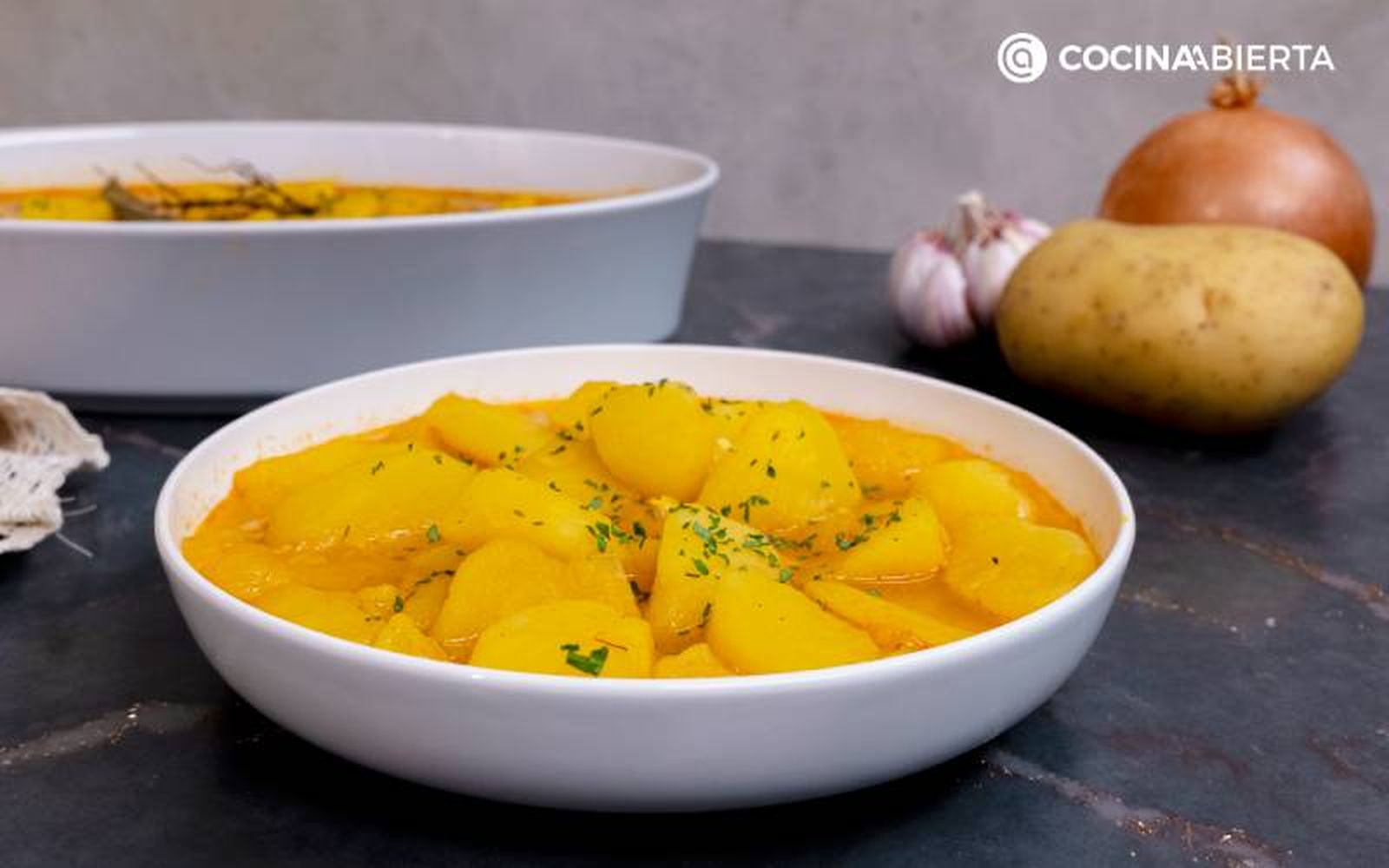 Sirve las patatas viudas calientes