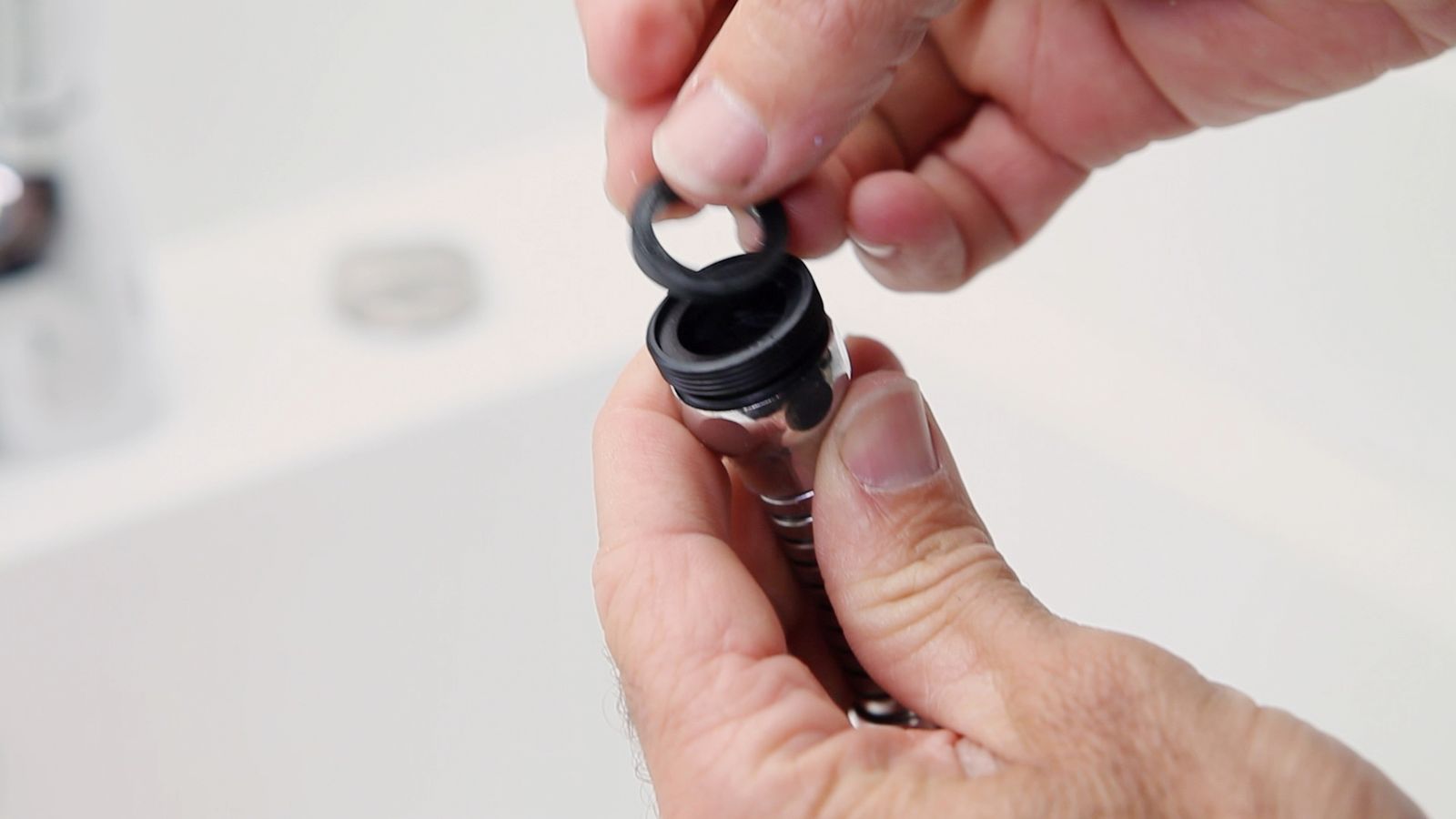 Colocar un aireador flexible para grifo de cocina paso 4