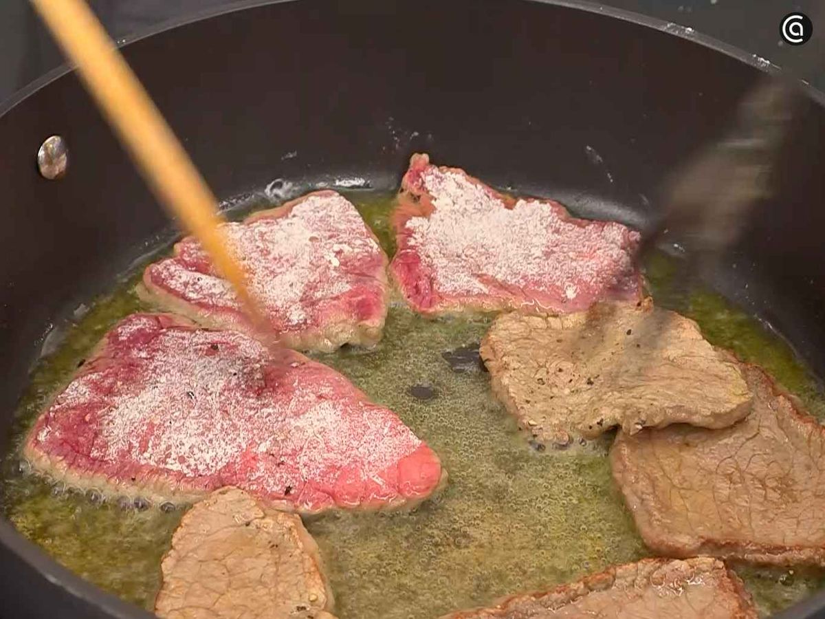 Dora los filetes de ternera