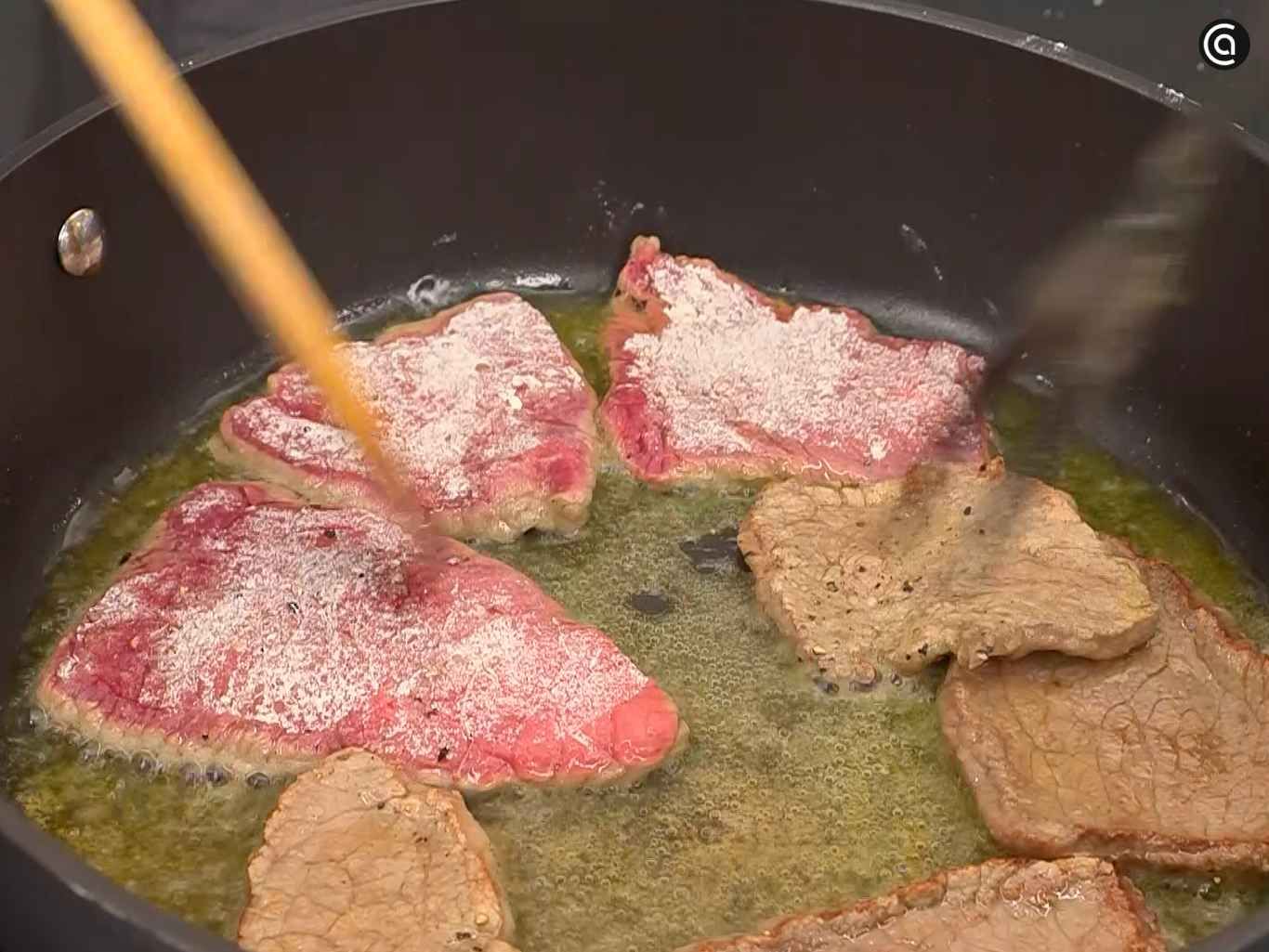 Dora los filetes de ternera