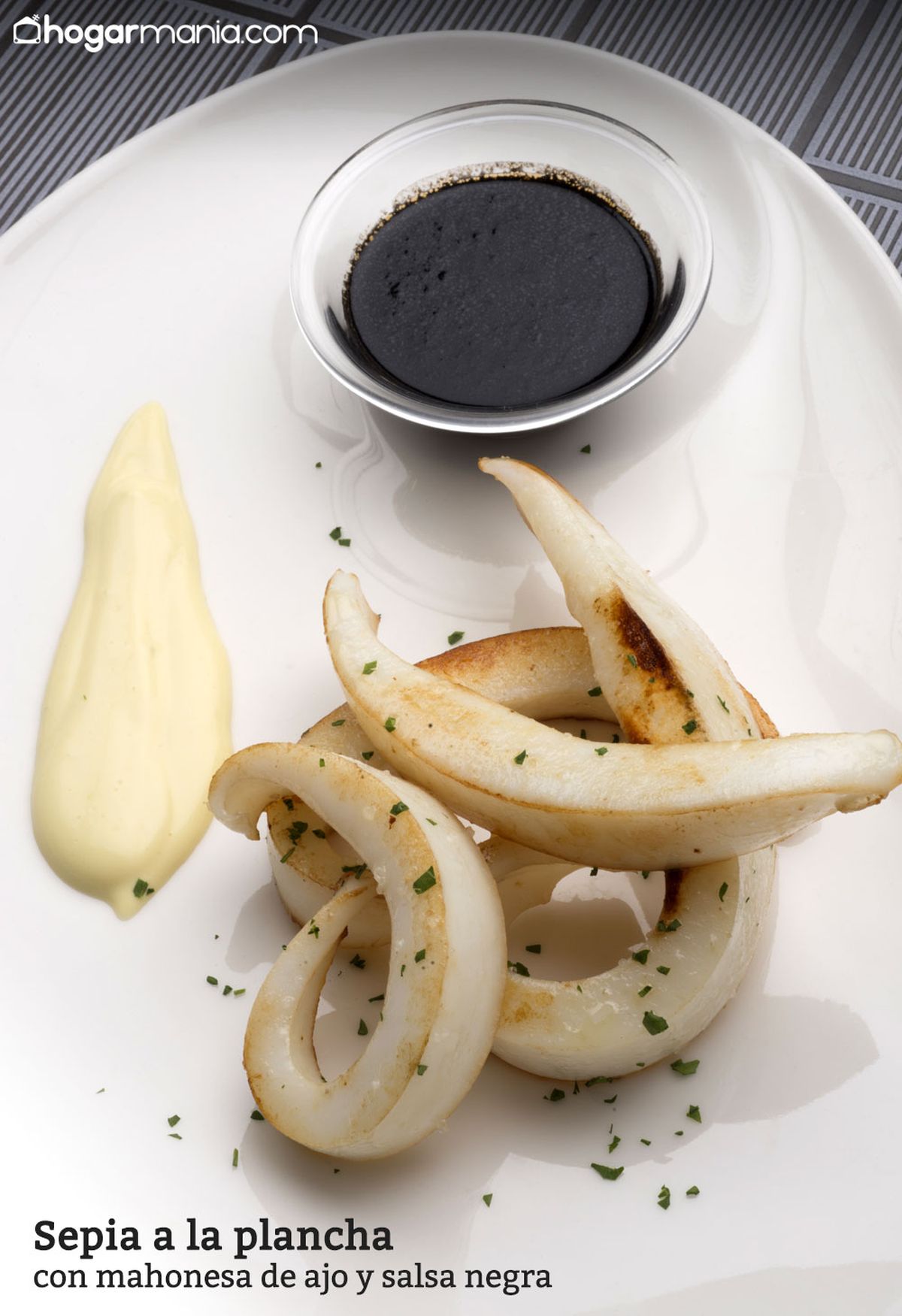 6137 1 Sepia a la plancha con mahonesa de ajo y salsa negra vertical xl