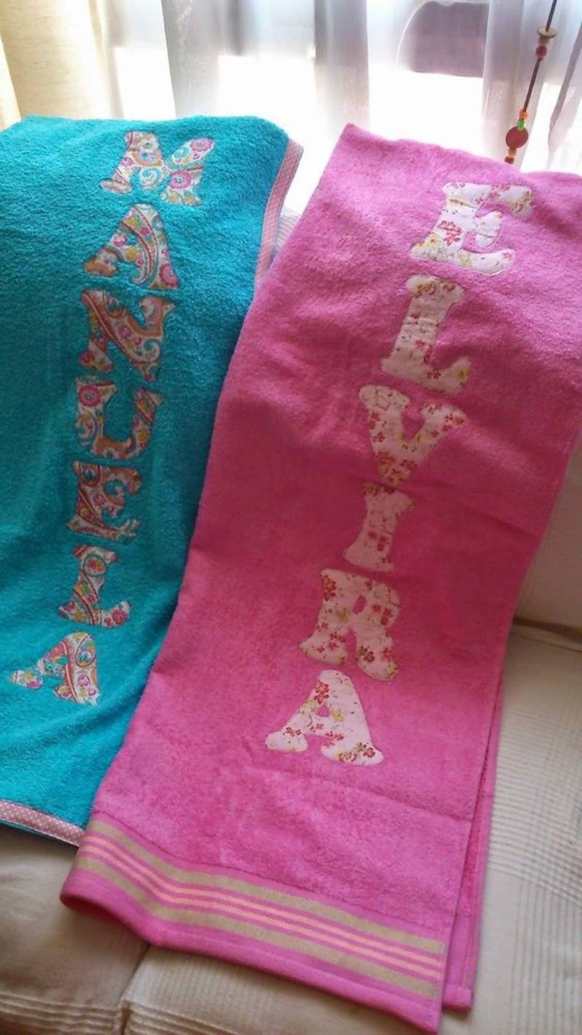 Toallas con nombre con letras patchwork.