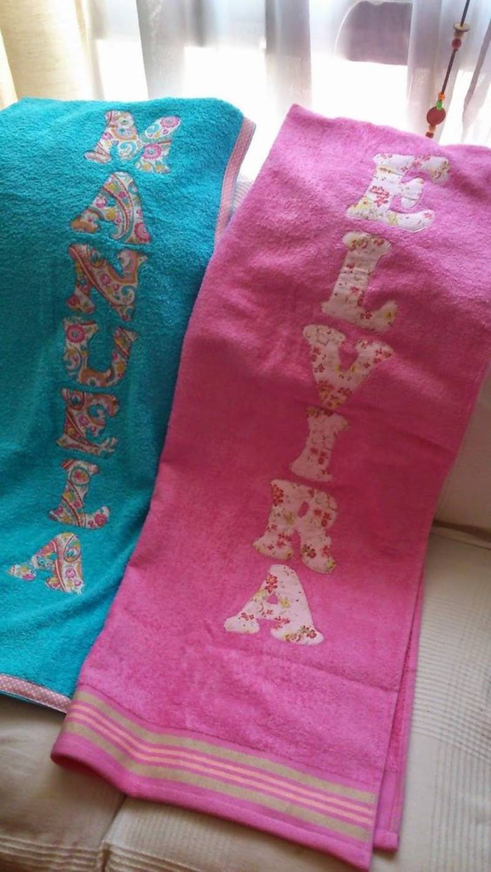 Toallas con nombre con letras patchwork.