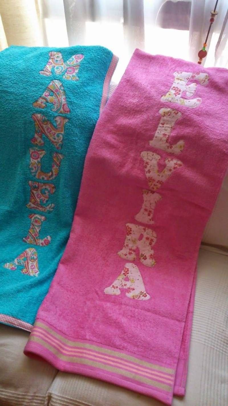 Toallas con nombre con letras patchwork.