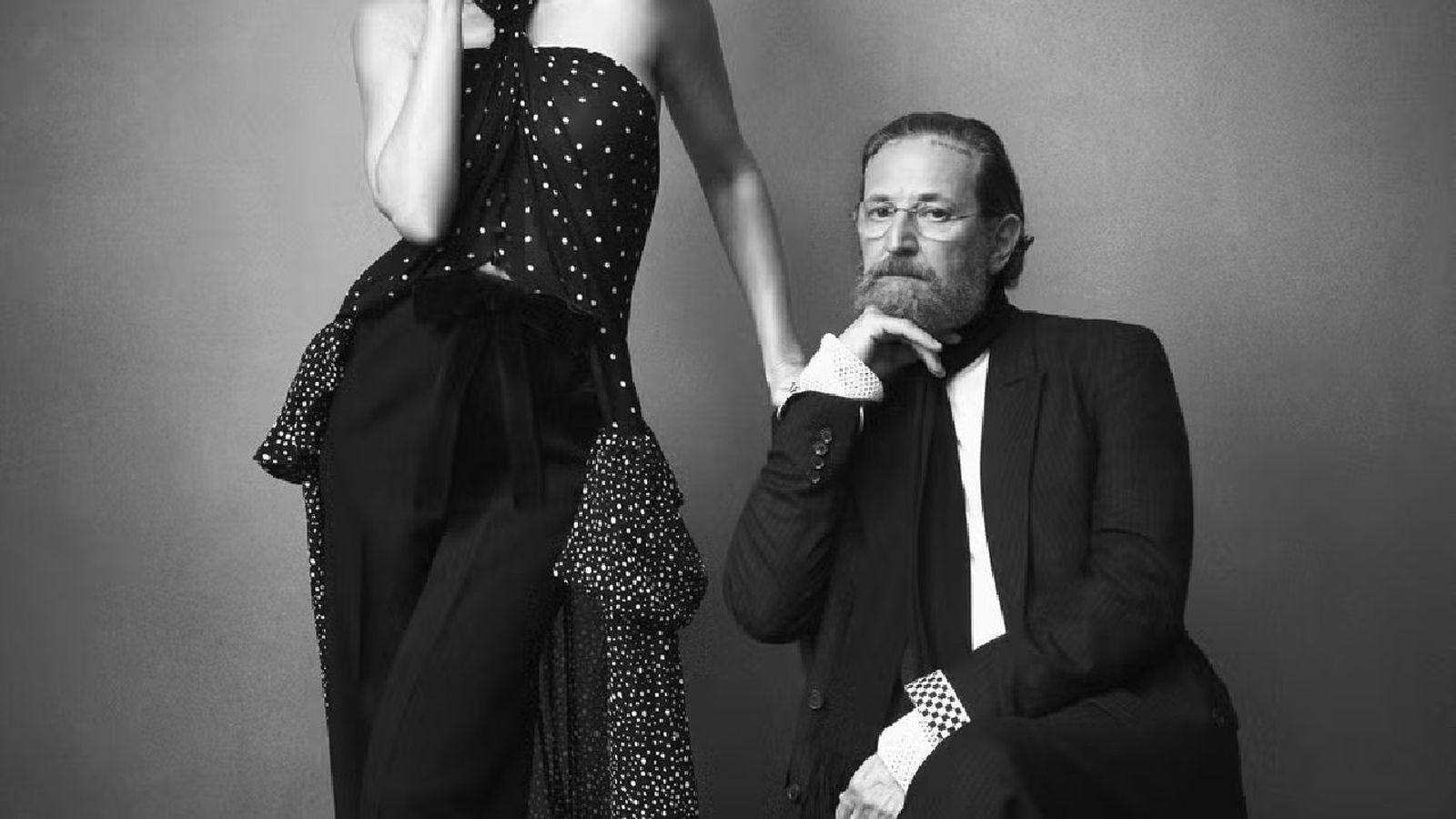 Stefano Pilati junto a uno de sus diseños para Zara fotografiado por Steven Meisel