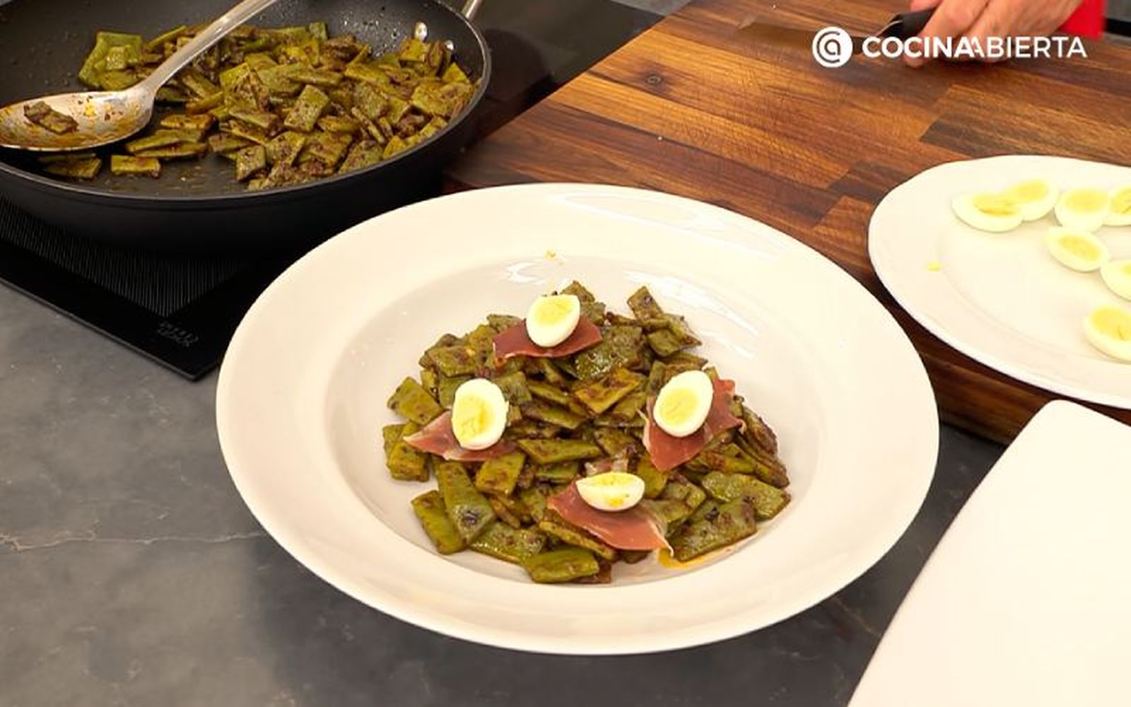Sirve las judías con jamón y huevos de codorniz