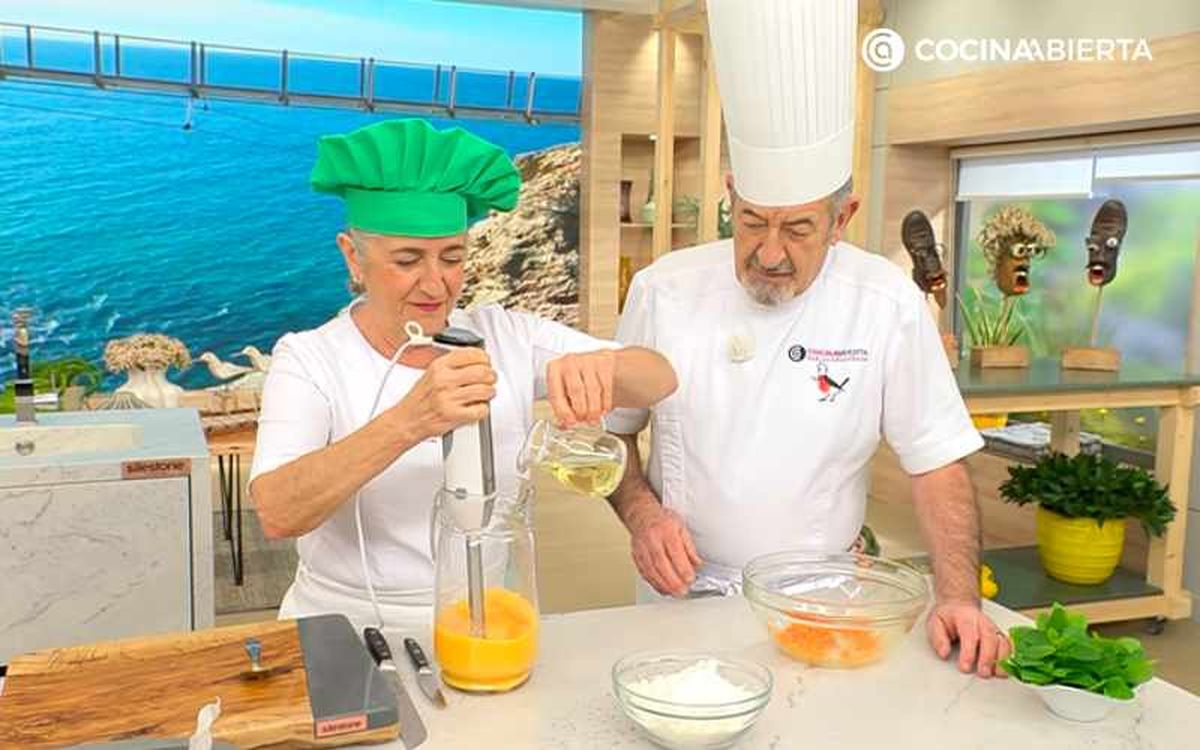 Mezcla los ingredientes para el bizcocho de mandarina