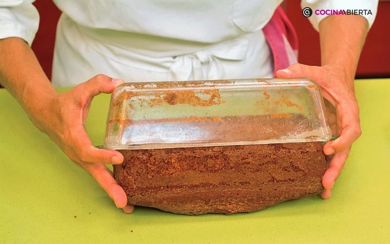 Retira con cuidado el bizcocho del molde