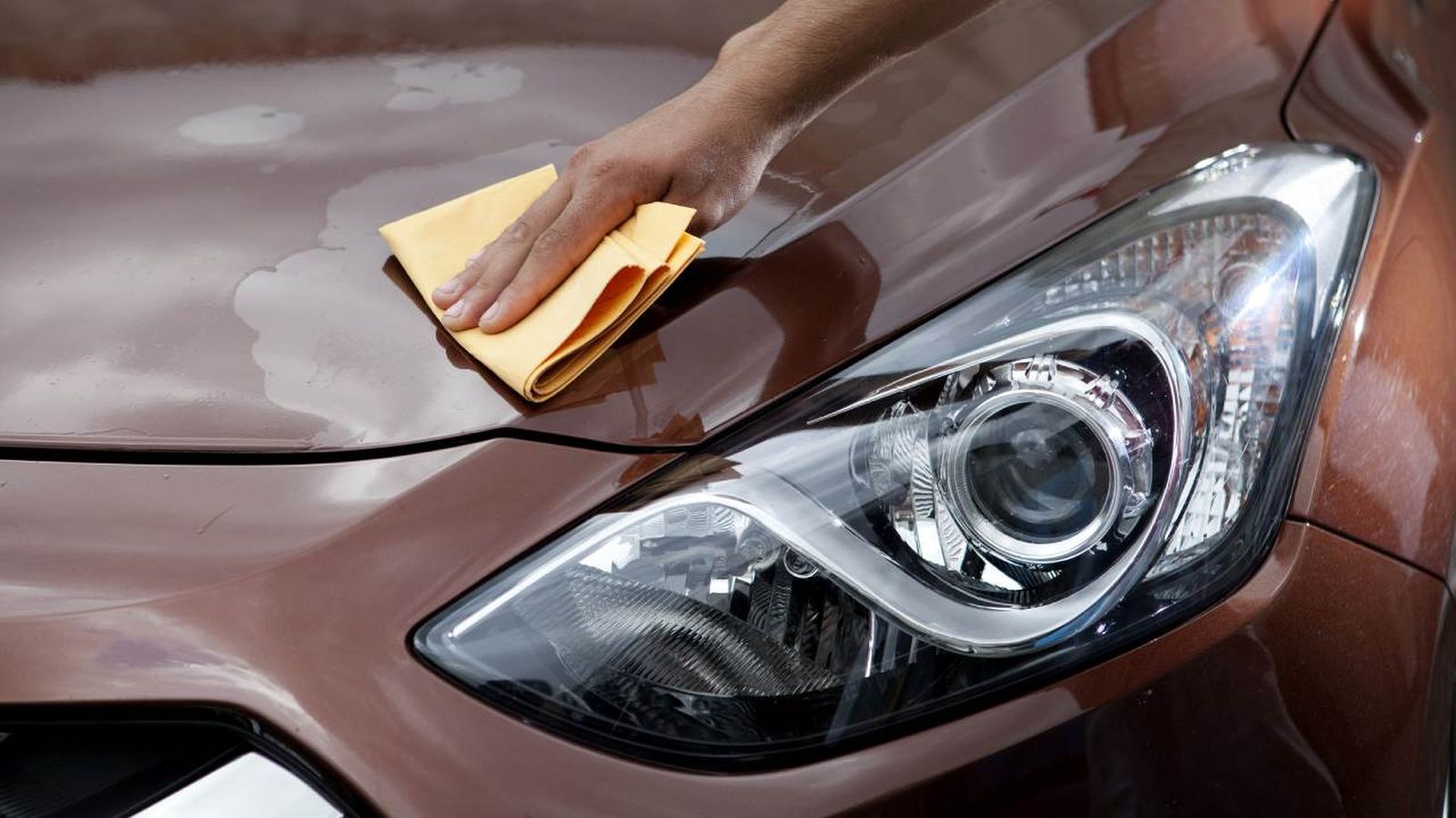 La resina deja una capa pegajosa y antiestética en el coche