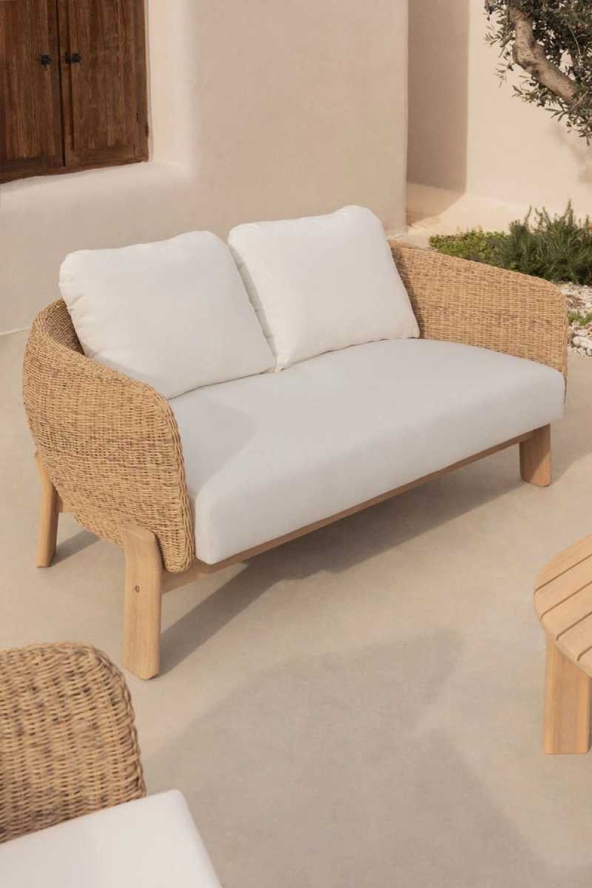 Sofá de jardín de dos plazas en blanco y madera Leilan.