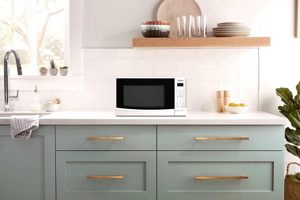 Situar el microondas sobre la bancada de la cocina