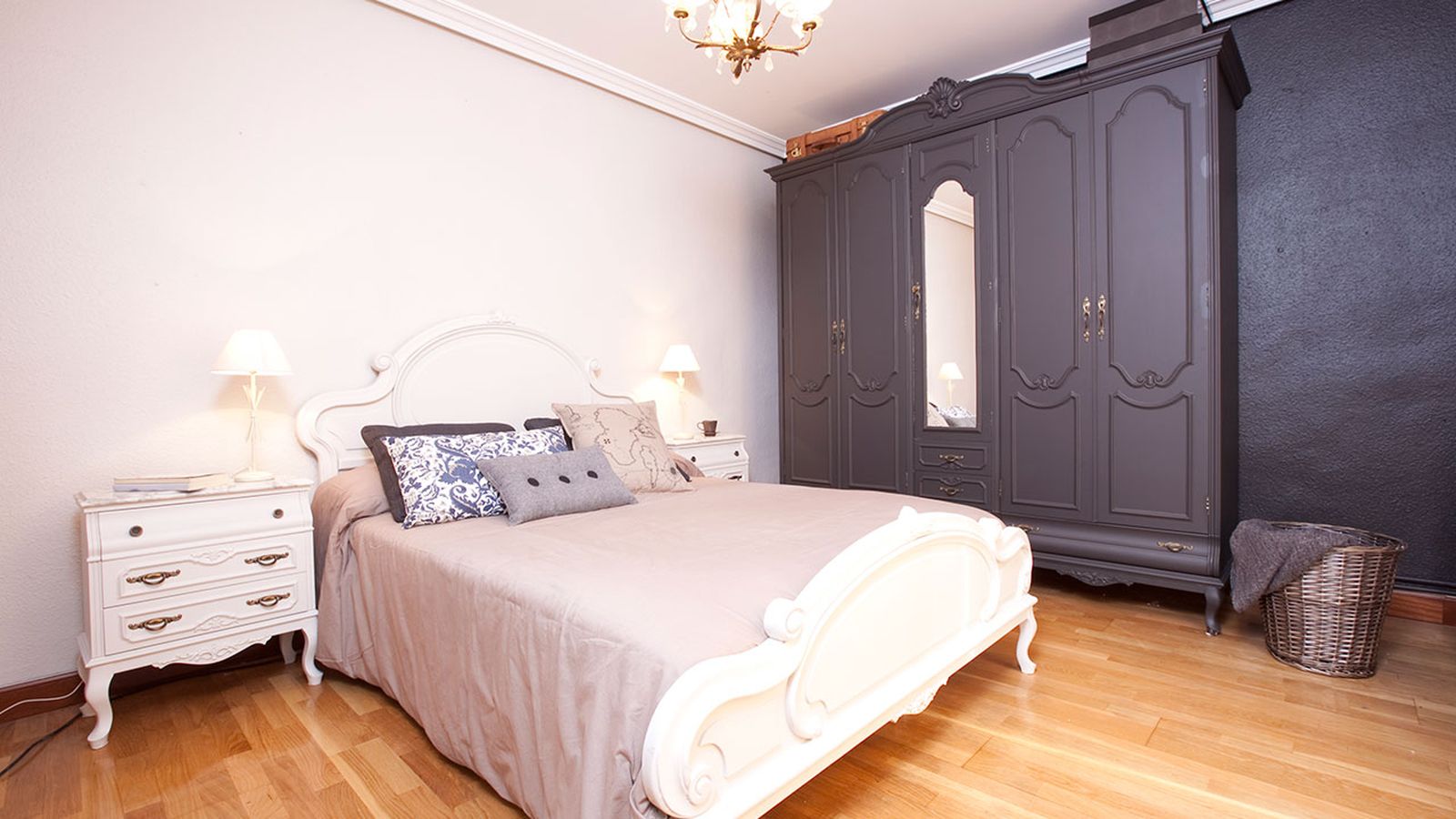 Decorar habitación juvenil con muebles clásicos