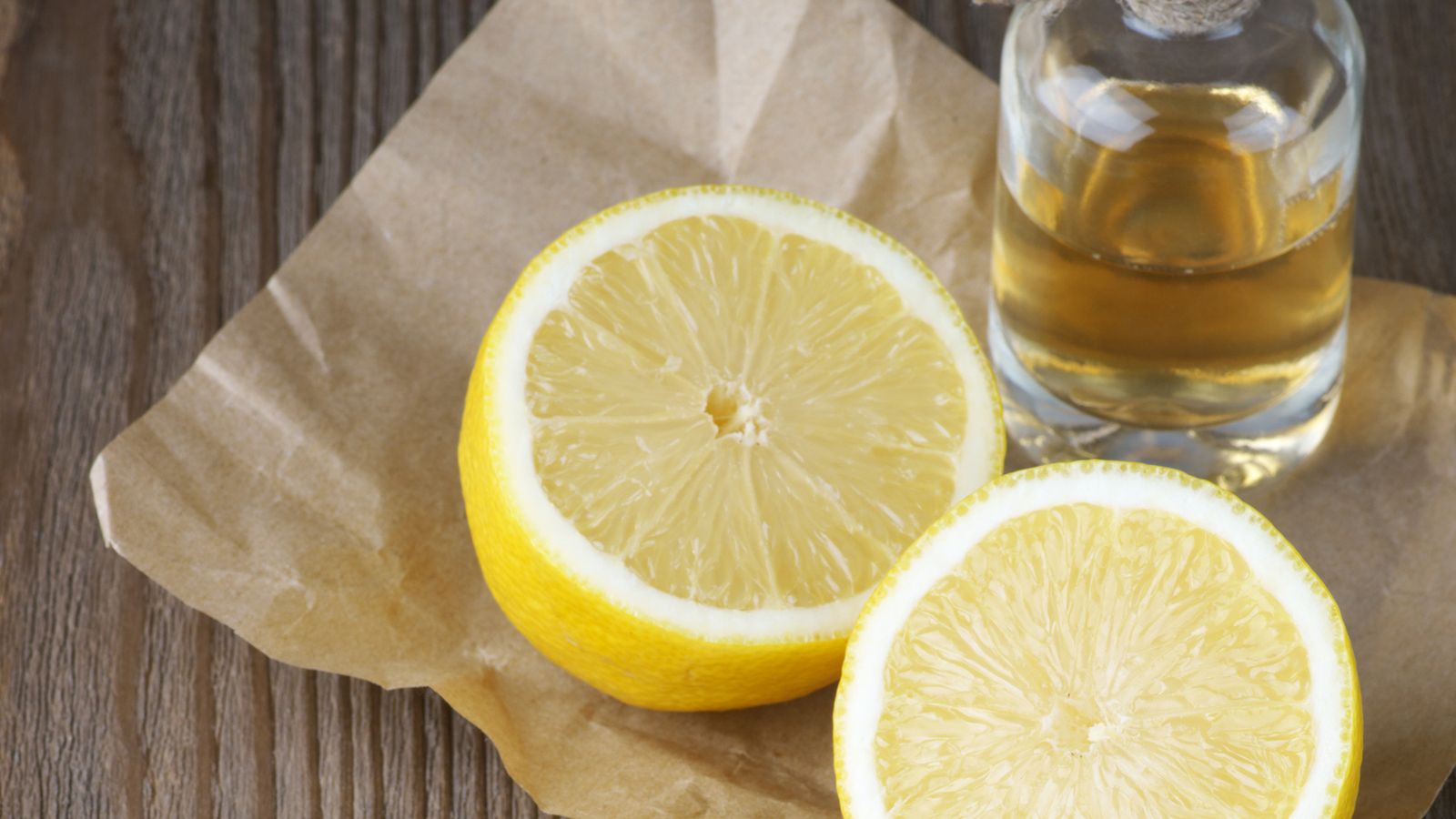 El jugo de limón aporta brillo a tu cabello de forma natural