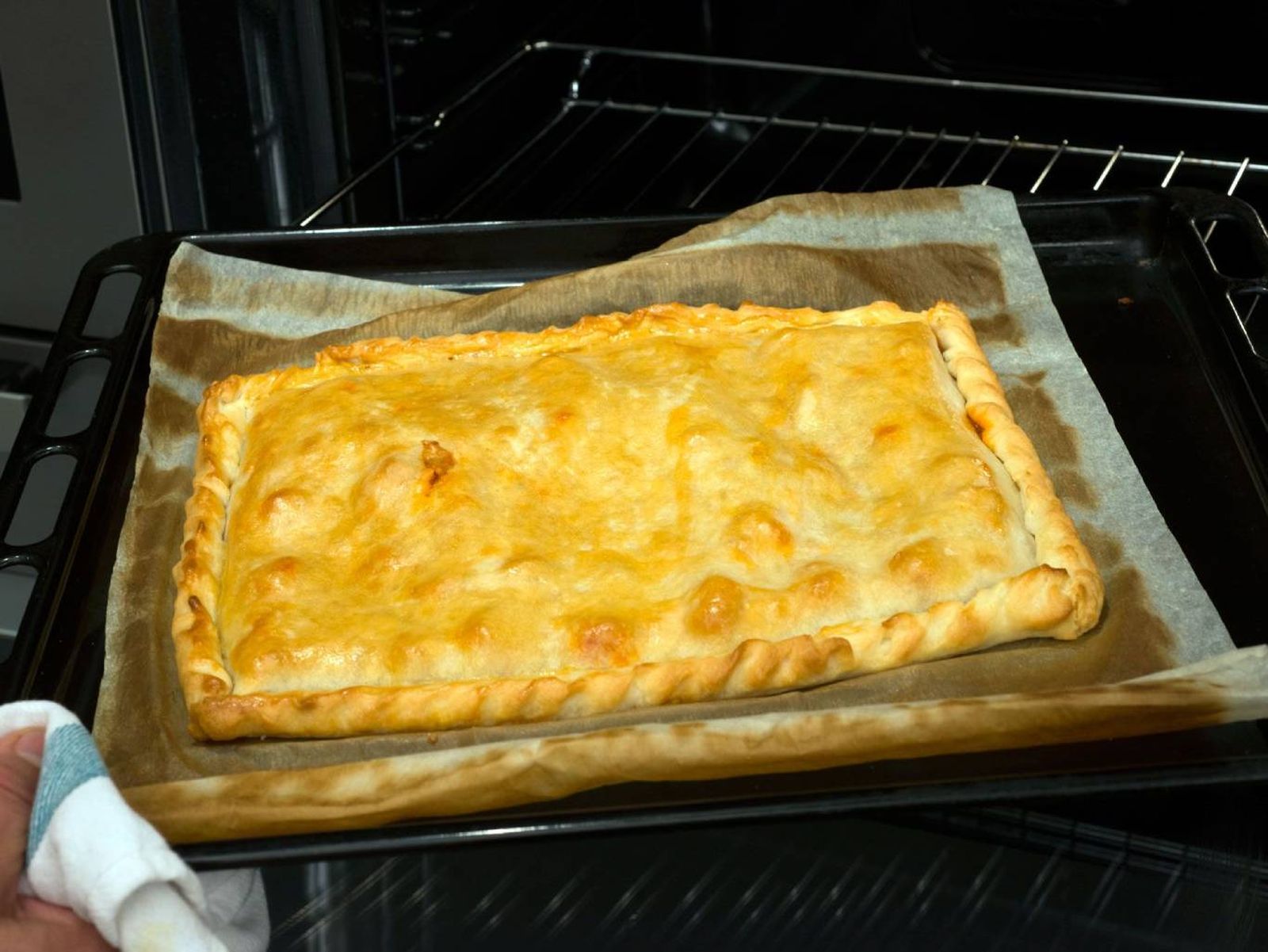 Empanada gallega de zamburiñas tras su horneado.