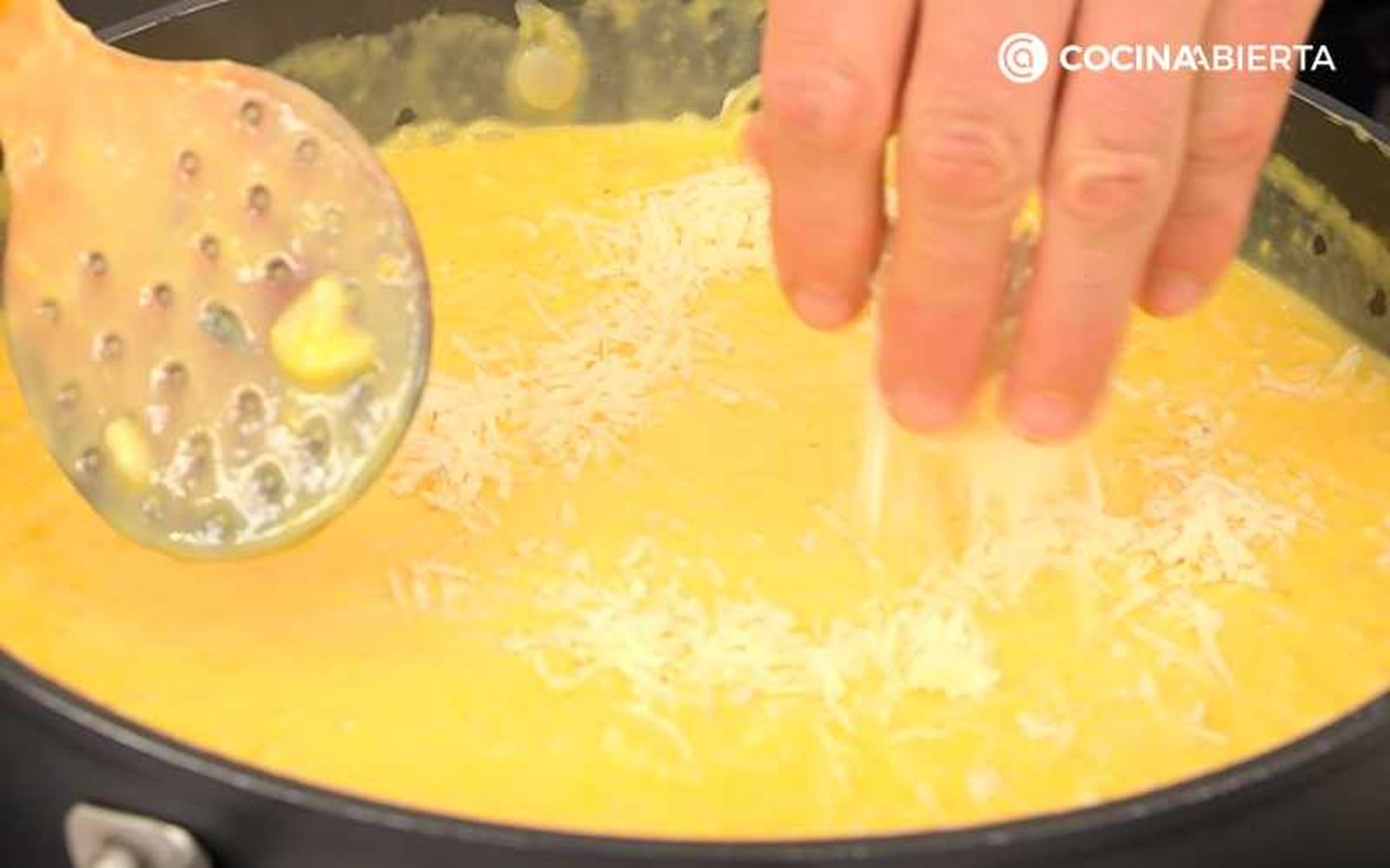 Agrega el queso y remueve