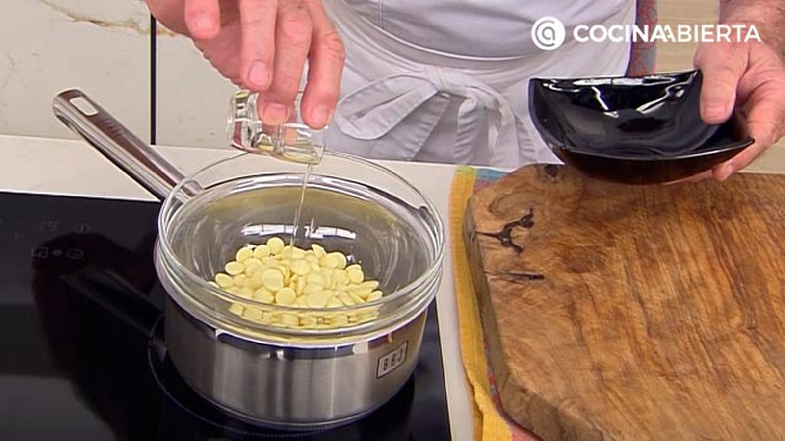 botones de chocolate blanco con frutos secos y frutas deshidratadas receta facil karlos arguinano karl67830321 paso1