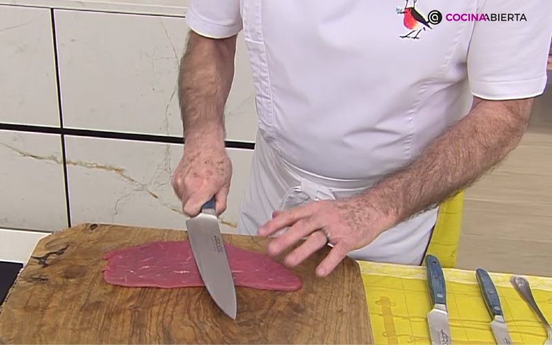 Aplasta suavemente los filetes para ablandarlos