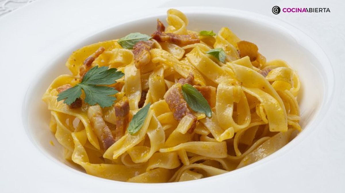 Tagliatelle a la carbonara, la receta original sin nata
