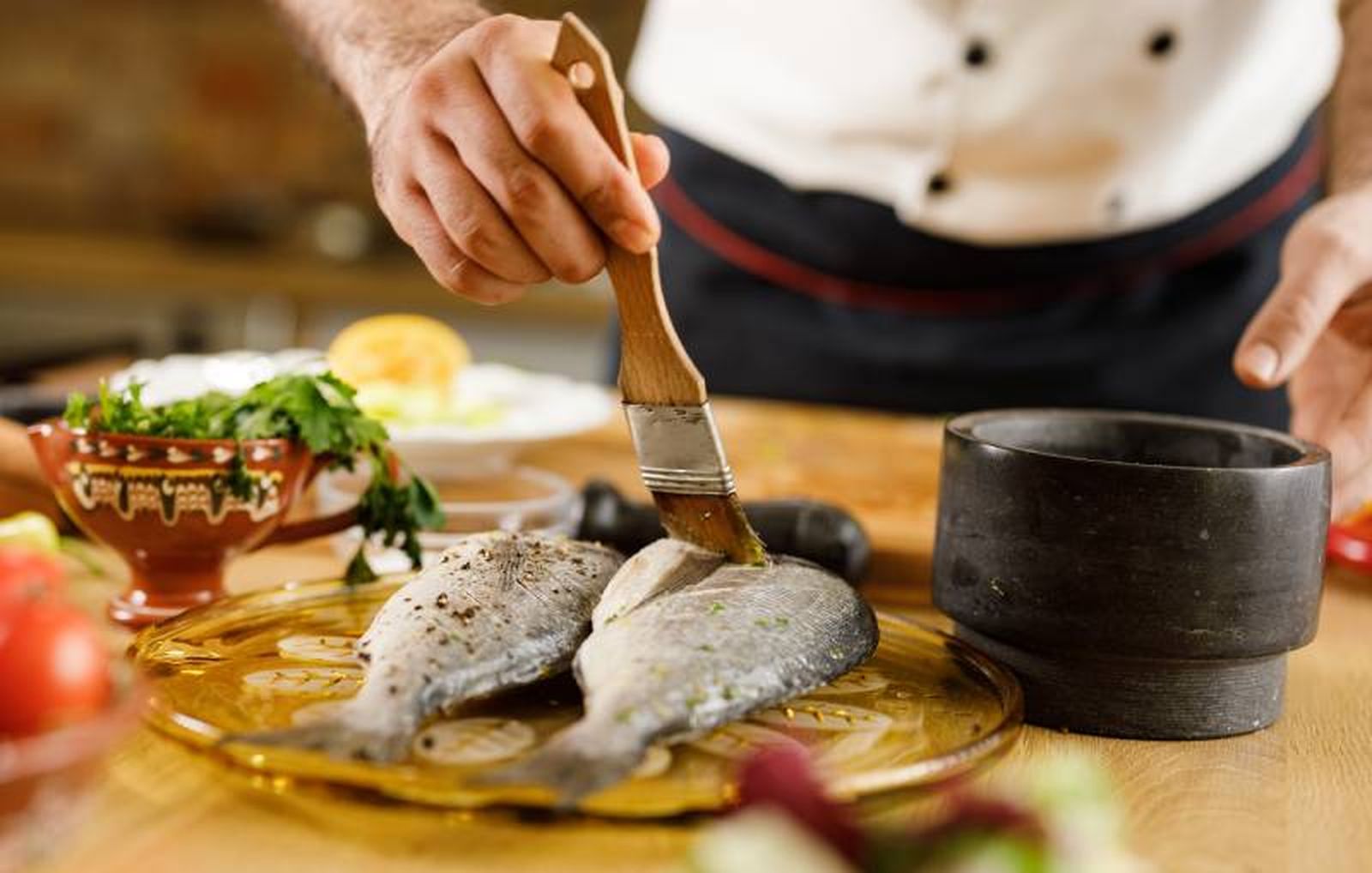 El mejor truco para no se pegue el pescado a la brasa es pintarlo con aceite