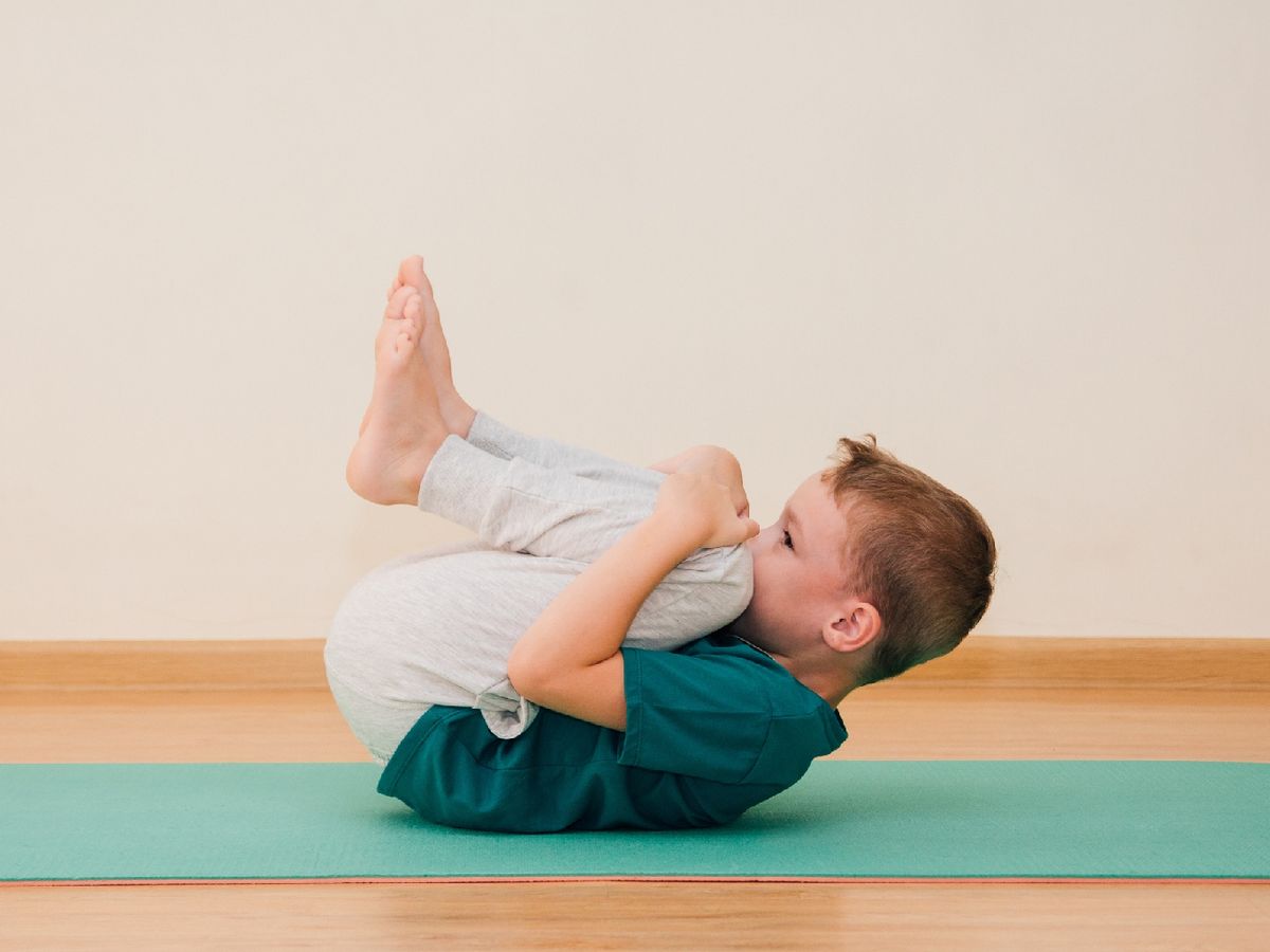 Postura de yoga del bebé feliz