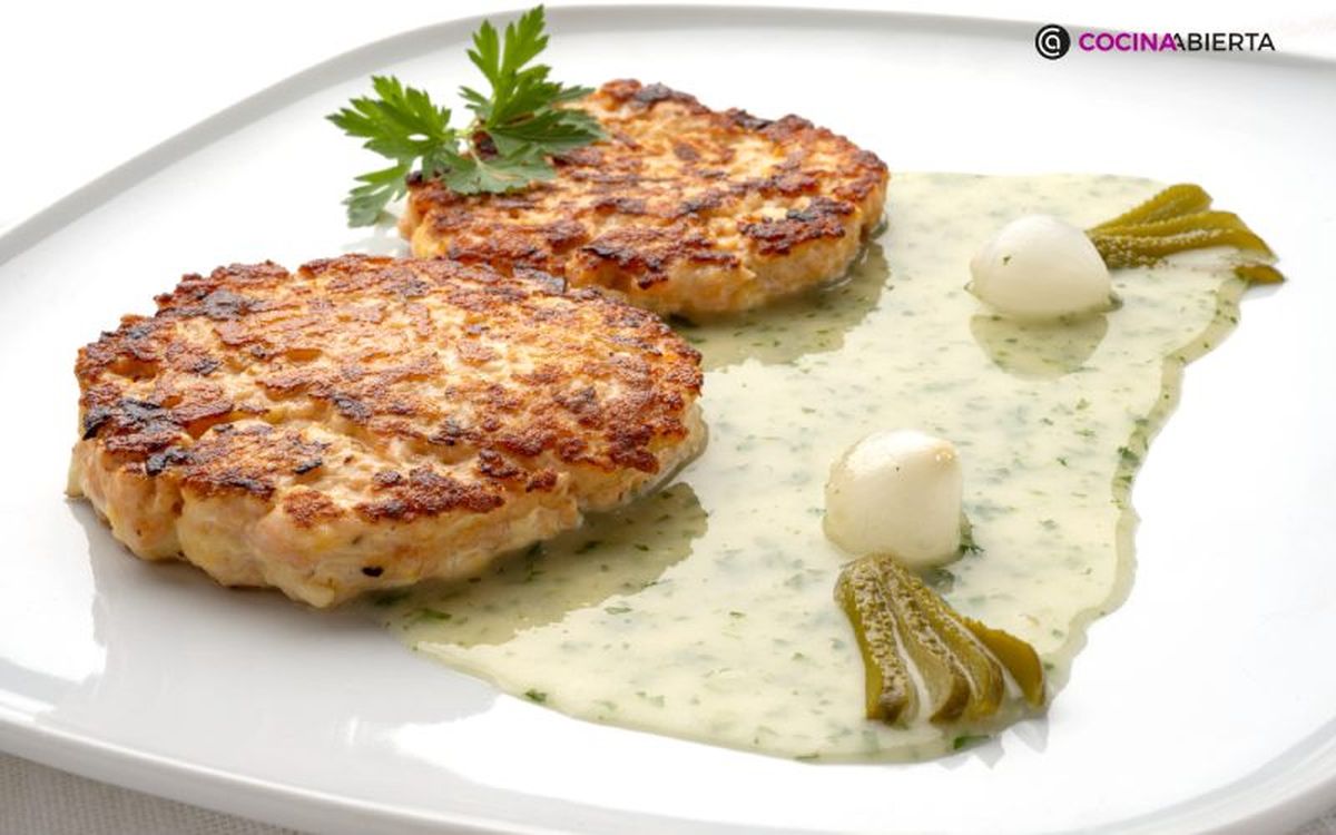 Si prefieres pescado azul, mira estas hamburguesas de salmón con salsa verde.