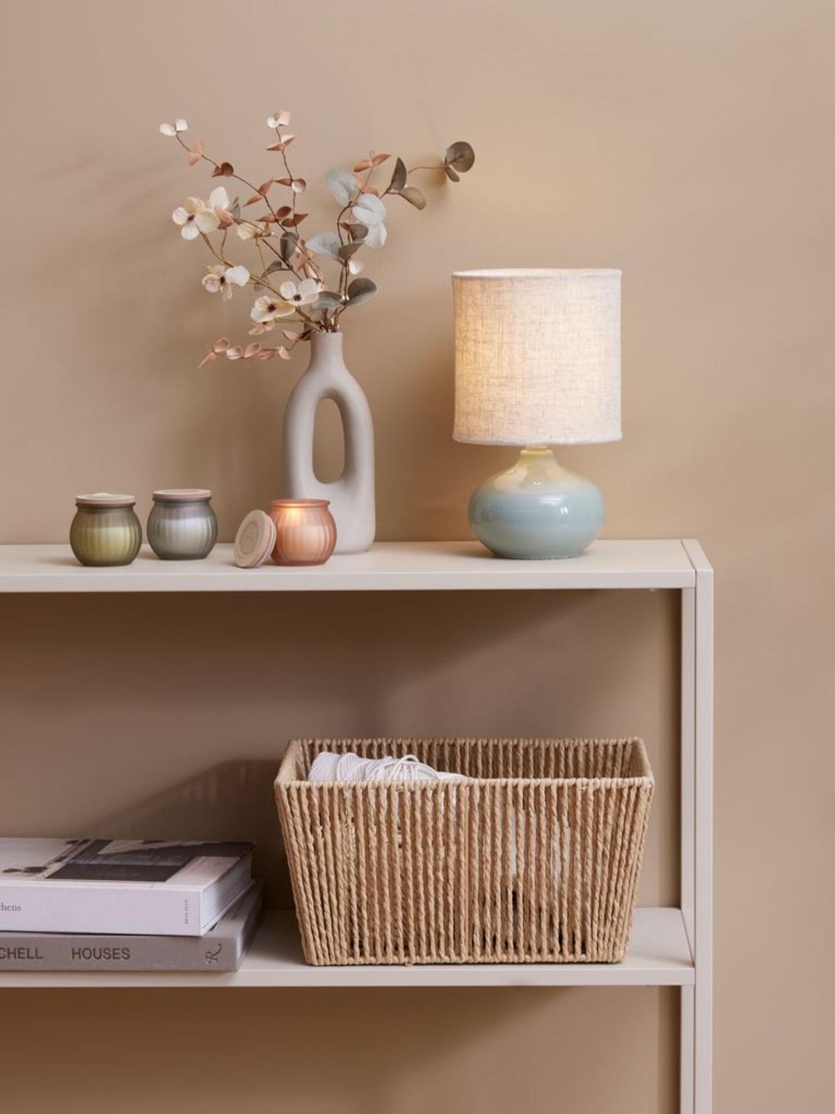 Mueble con lámpara, velas y jarrón INGEMAR.