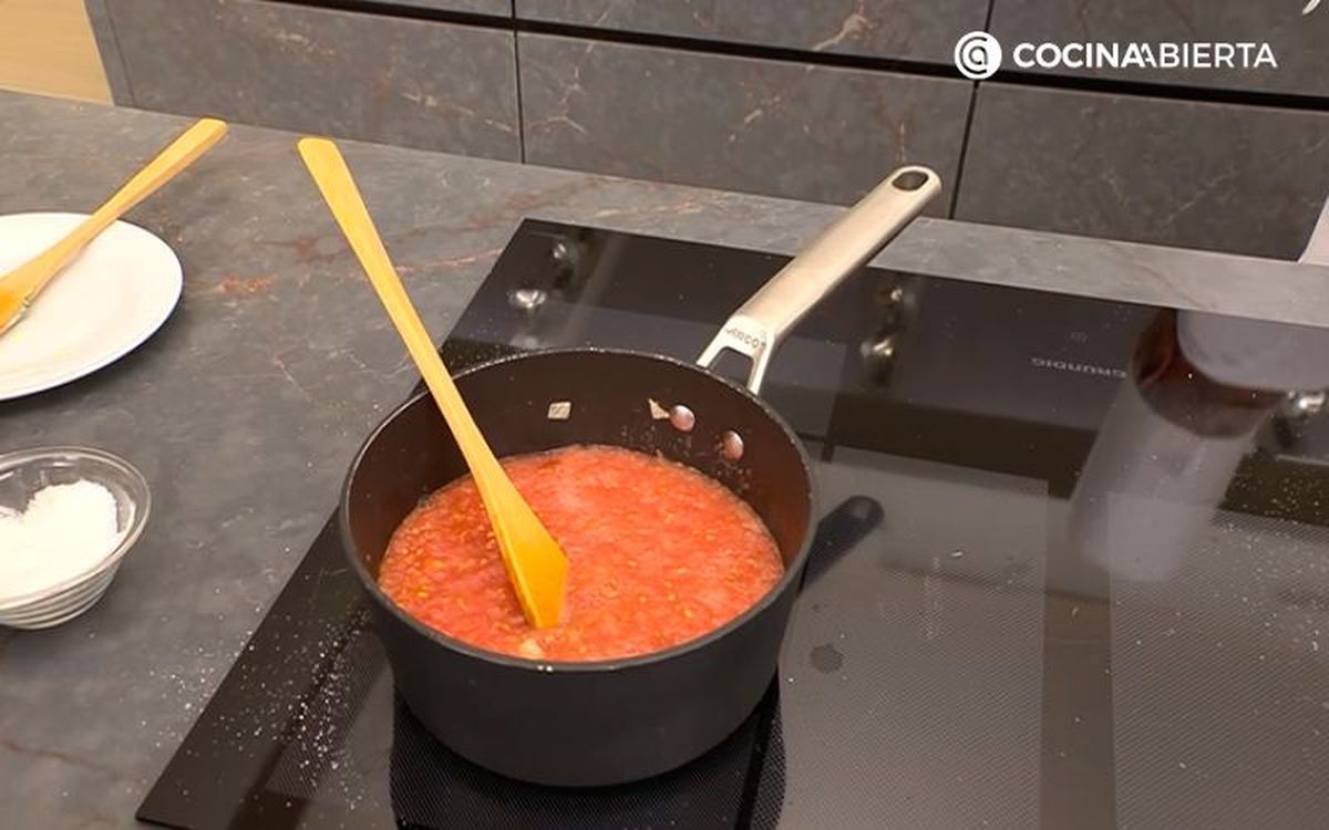 Incorpora el tomate rallado a la cazuela