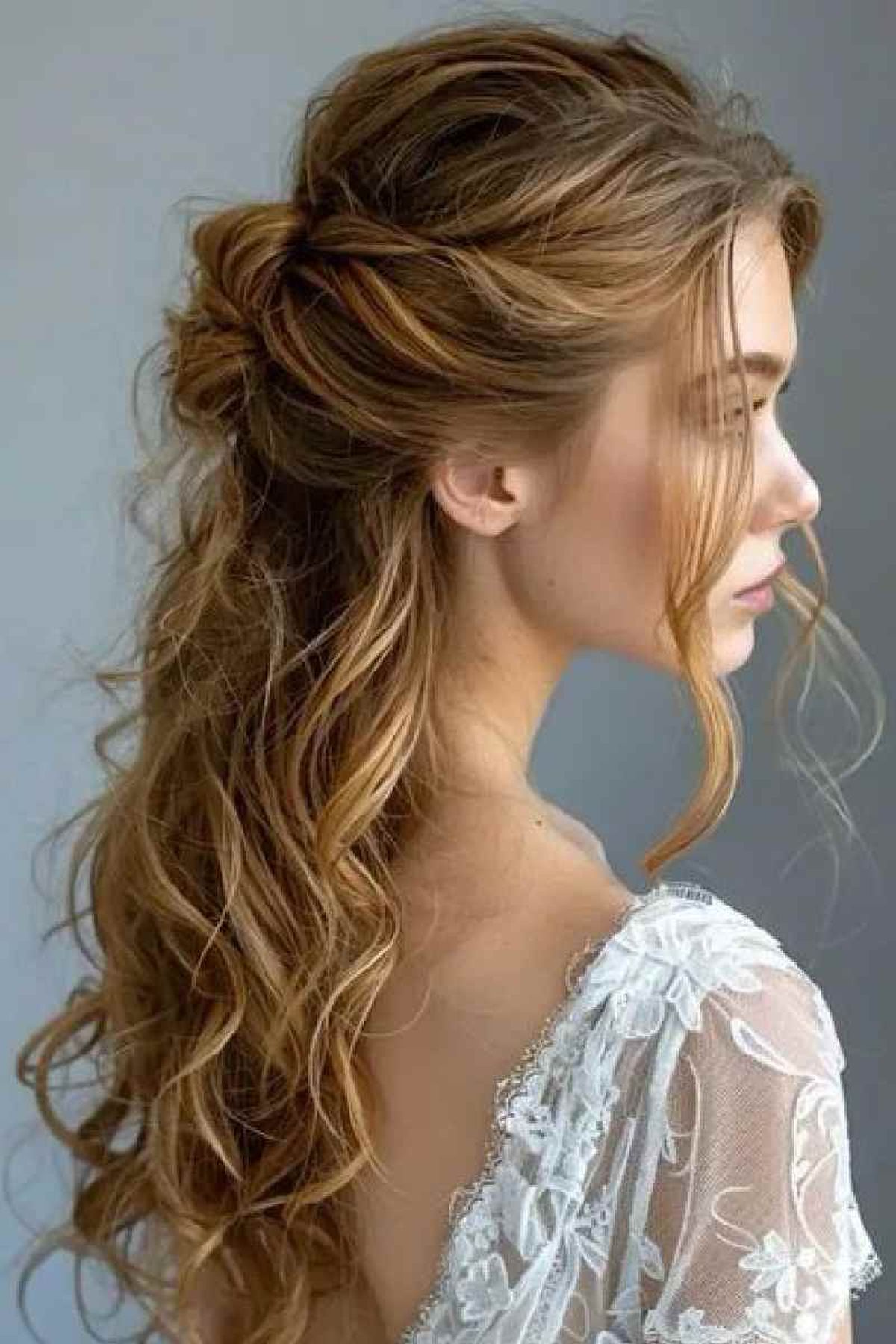 También puedes optar por un semirecogido para una novia romántica