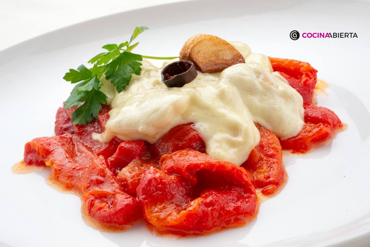 Carrilleras de bacalao al pilpil con pimientos rojos