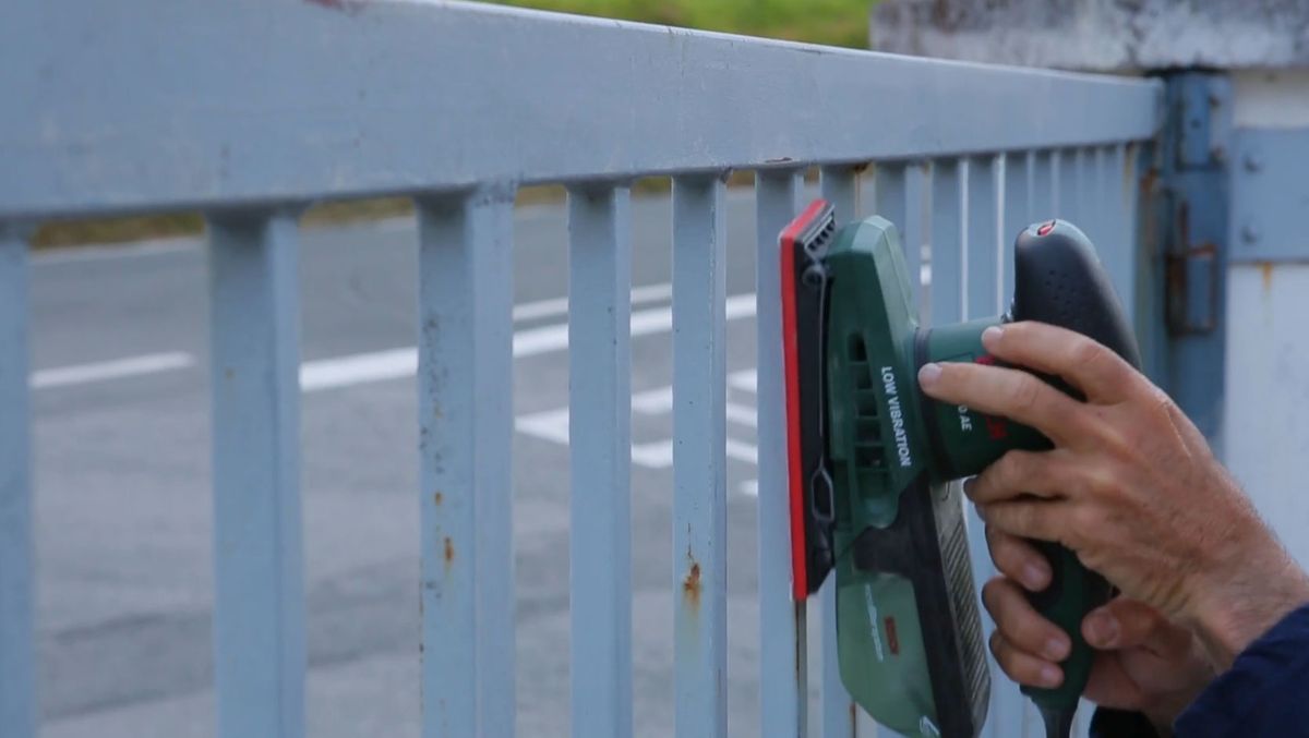 Cómo pintar una verja oxidada paso 1