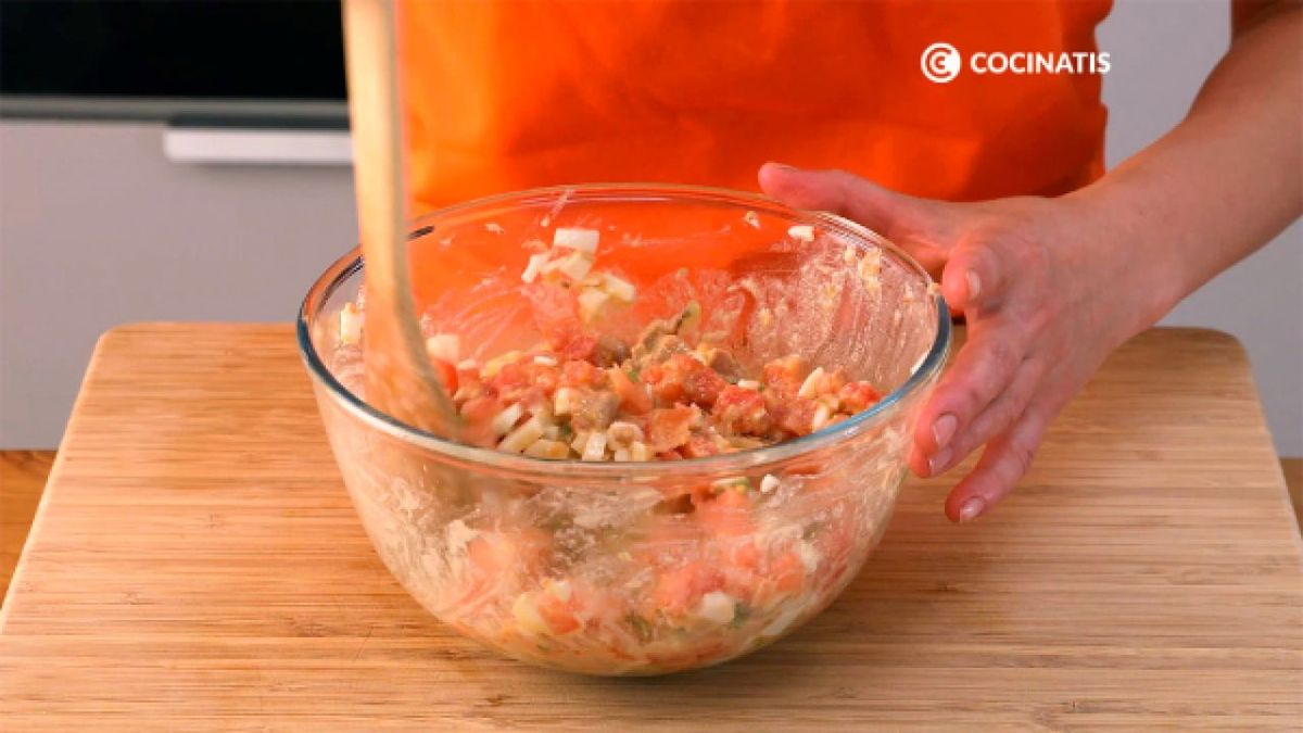 Receta de pipirrana, ensalada de tomate y pimiento   paso 4
