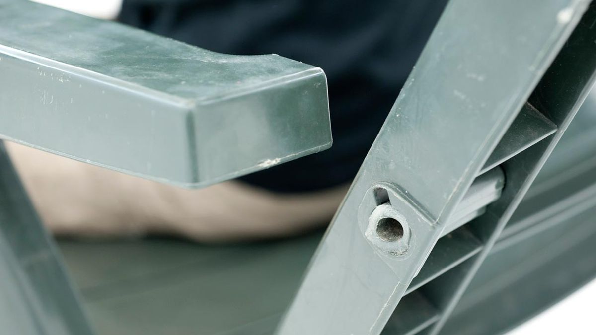 brico 1 650 arreglo apoyabrazos tumbona paso 1