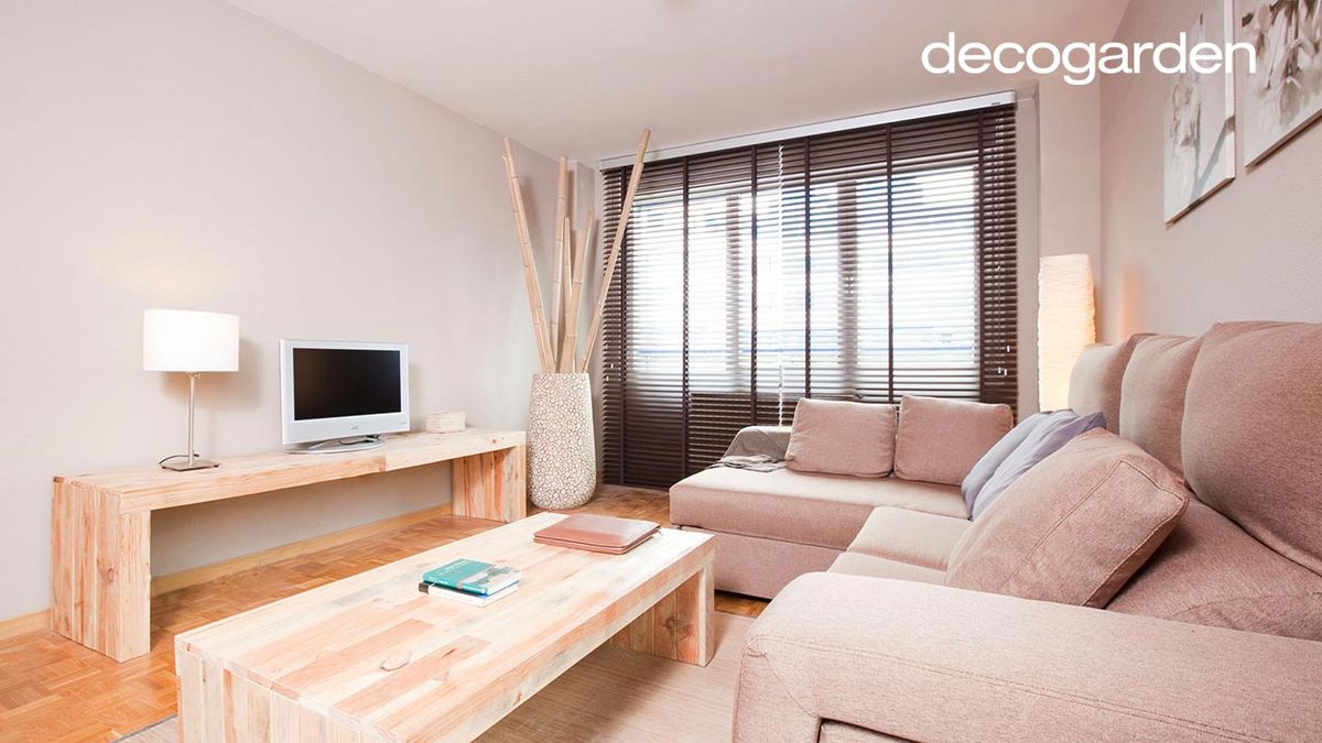 Salón acogedor de tonos tostados