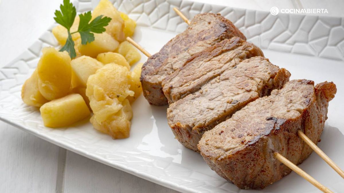 brochetas de solomillo de cerdo a la plancha con manzana