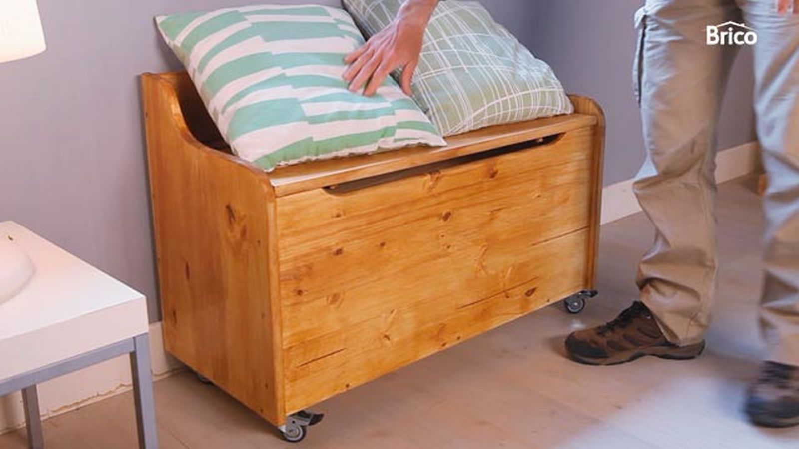 Barnizar baúl de madera paso 7