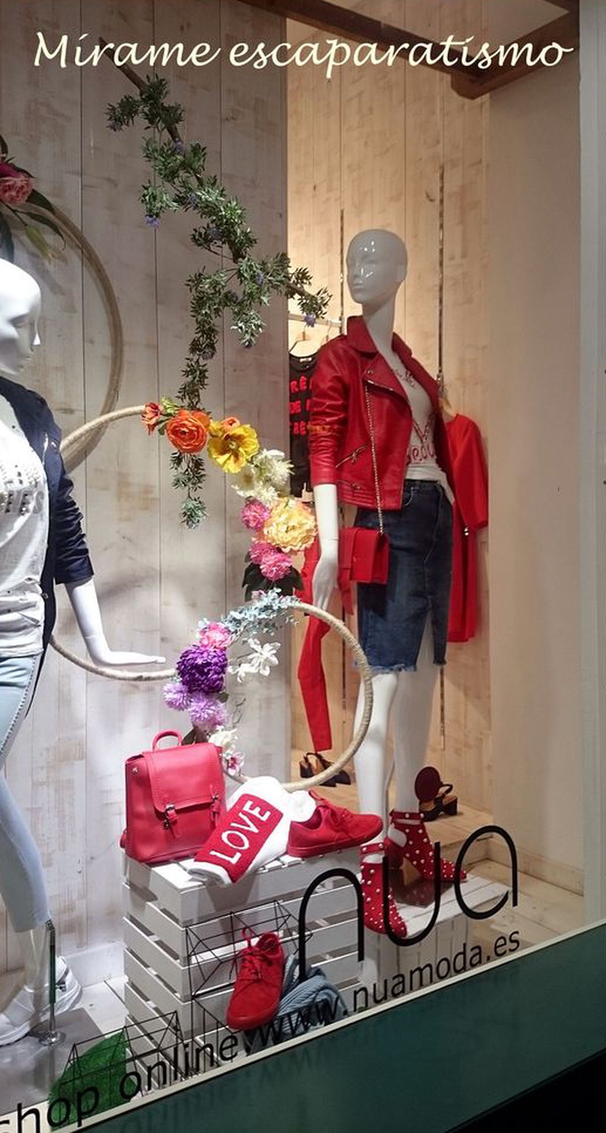 decorar escaparate primavera flores