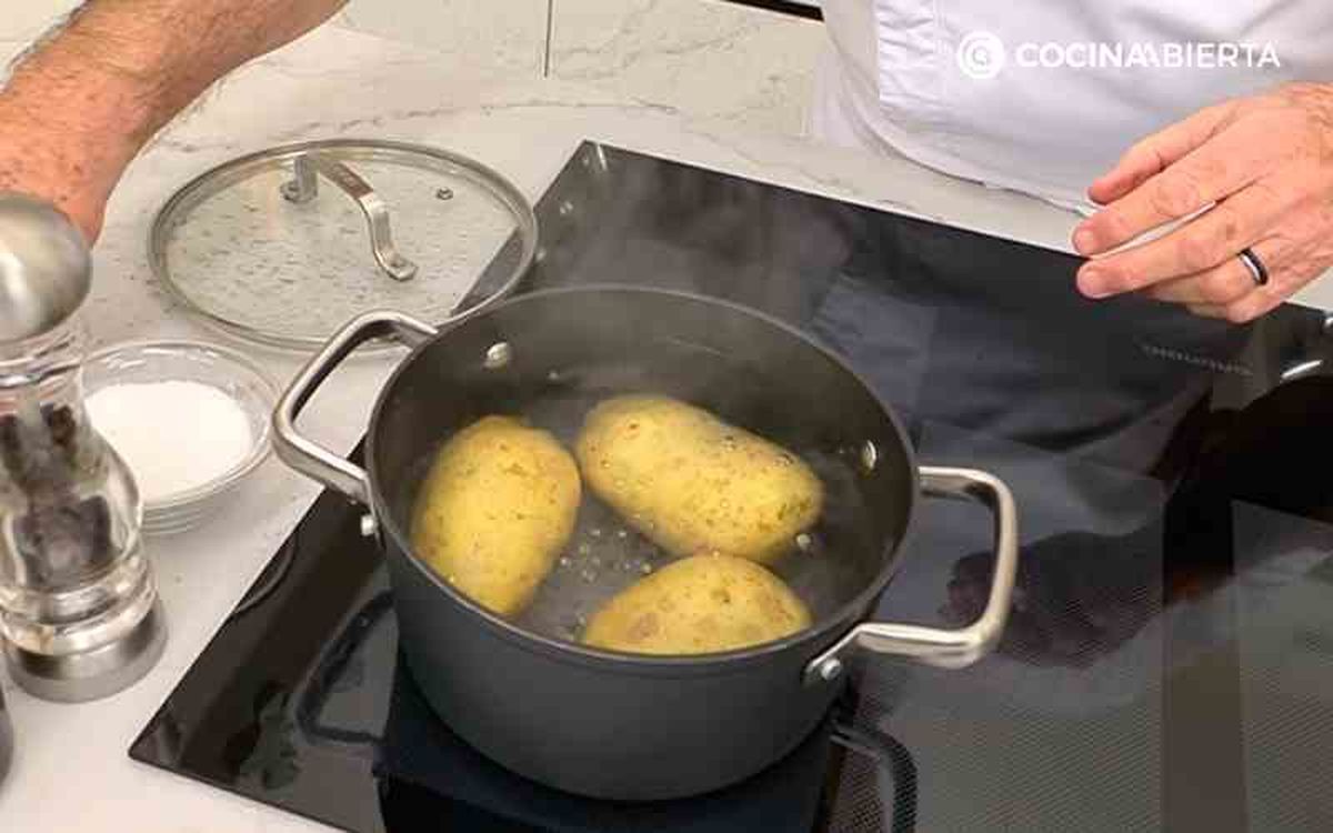 Cuece las patatas