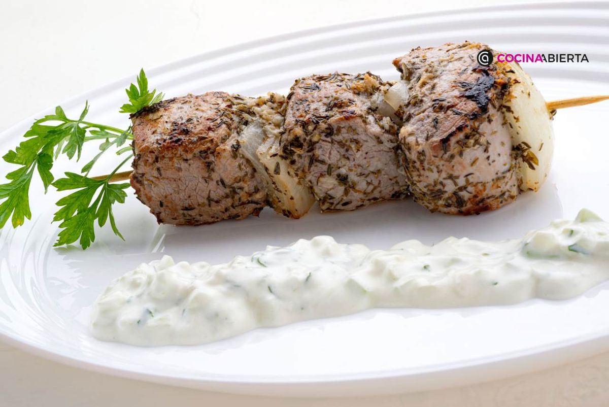 Souvlaki de solomillo de cerdo con salsa tzatziki, la receta de Joseba Arguiñano