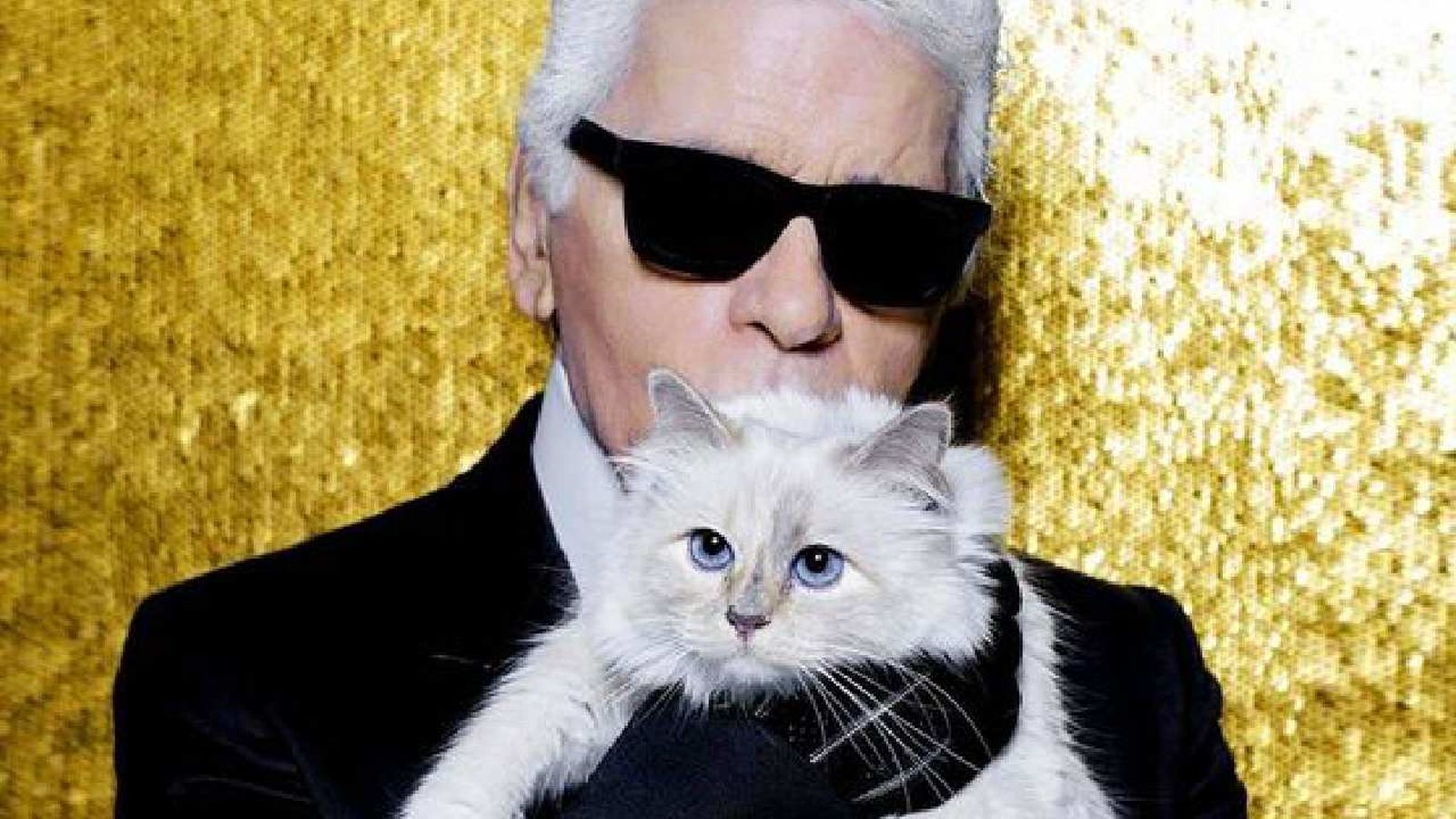 El diseñador Karl Lagerfeld con su gato Choupette
