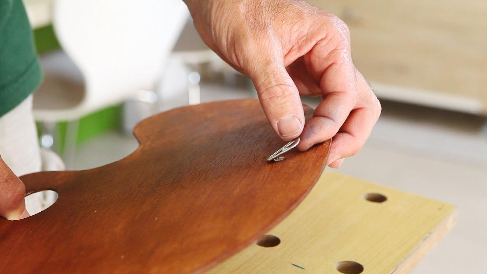 Cómo hacer una paleta de pintor paso 6