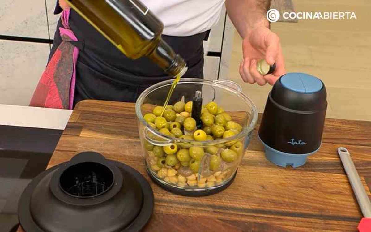 Prepara el hummus de aceituna