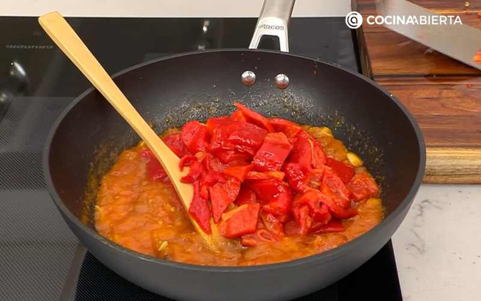 Incorpora los pimientos asados
