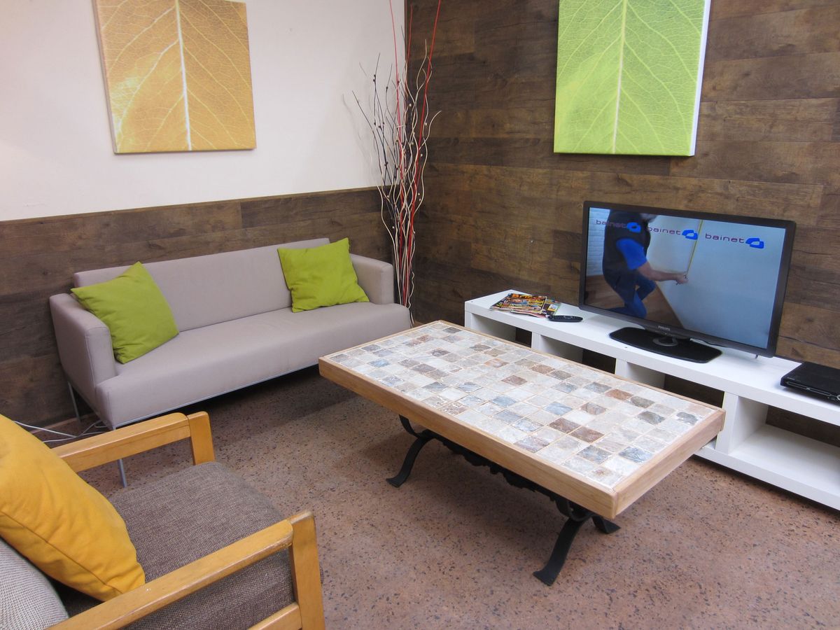 Mesa con revestimiento porcelánico