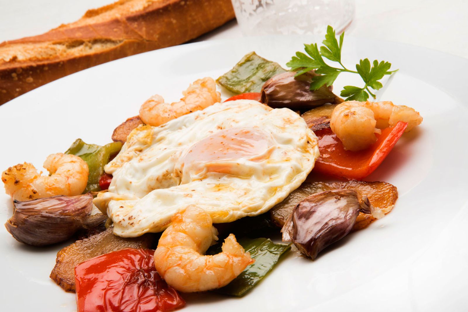 5290 Patatas, langostinos y huevo frito (675) xl