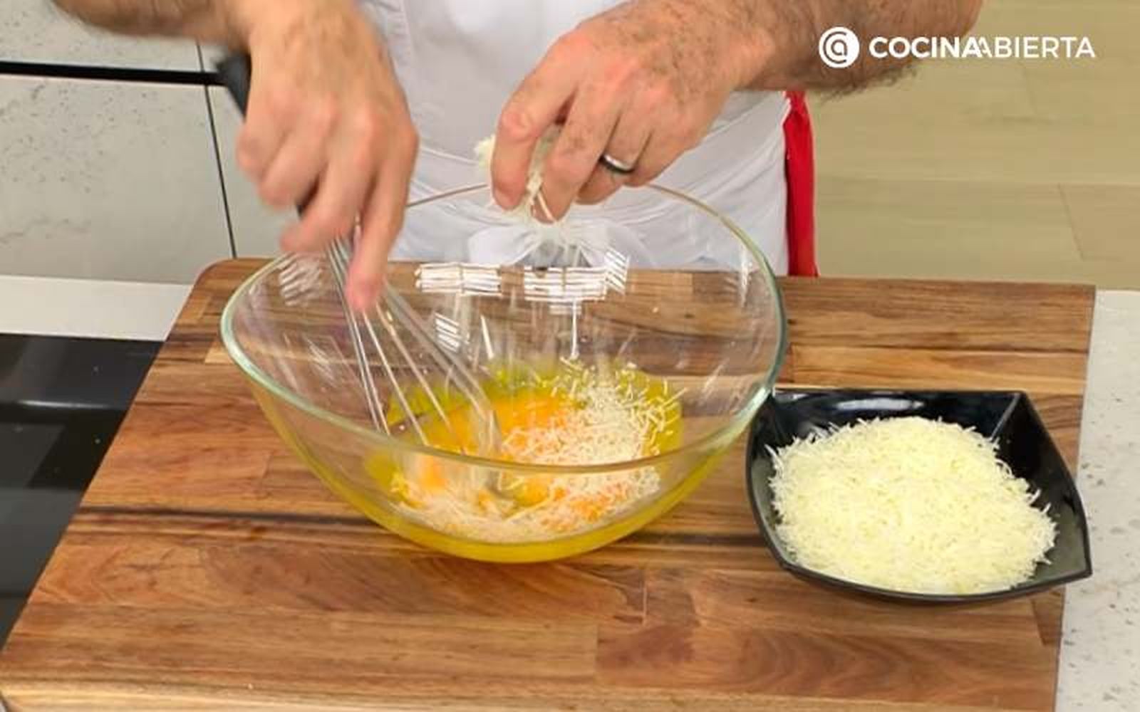 Mezcla las yemas de huevo con el queso pecorino