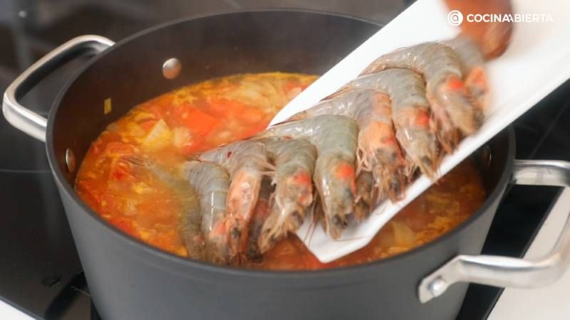 Retira los mejillones y añade los langostinos frescos